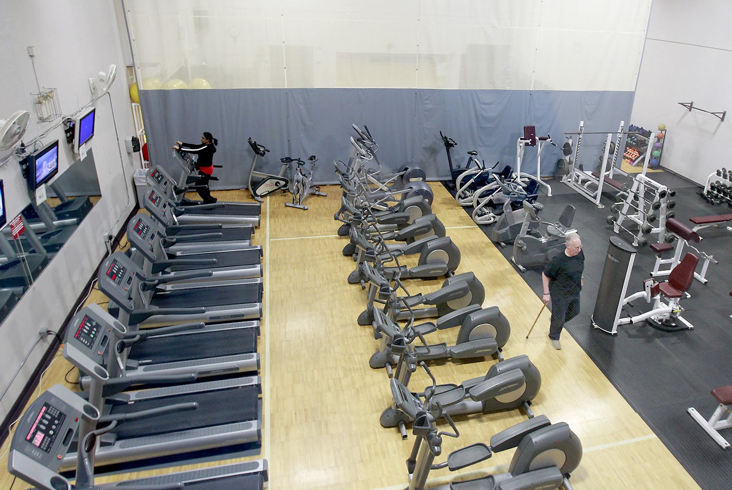 People worked out in the outdated gym at the Shakopee Community Center, Thursday, March 12, 2015 in Shakopee, MN. One of the improvements requested is a complete makeover of the workout facility. ] (ELIZABETH FLORES/STAR TRIBUNE) ELIZABETH FLORES &#x2022; eflores@startribune.com