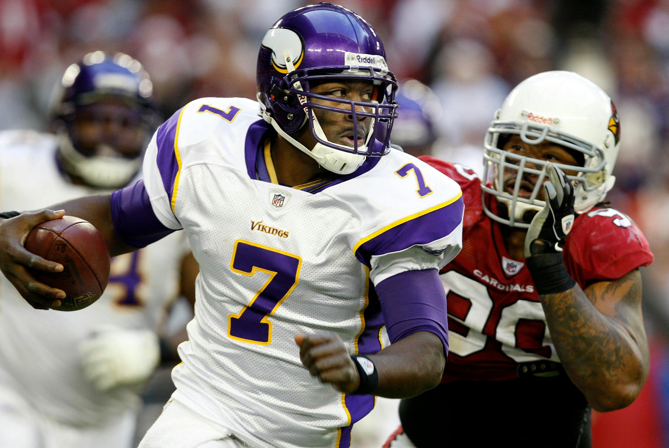 Vikings quarterback Tarvaris Jackson ran from Arizona's Darnell Docket (90) in the third quarter.