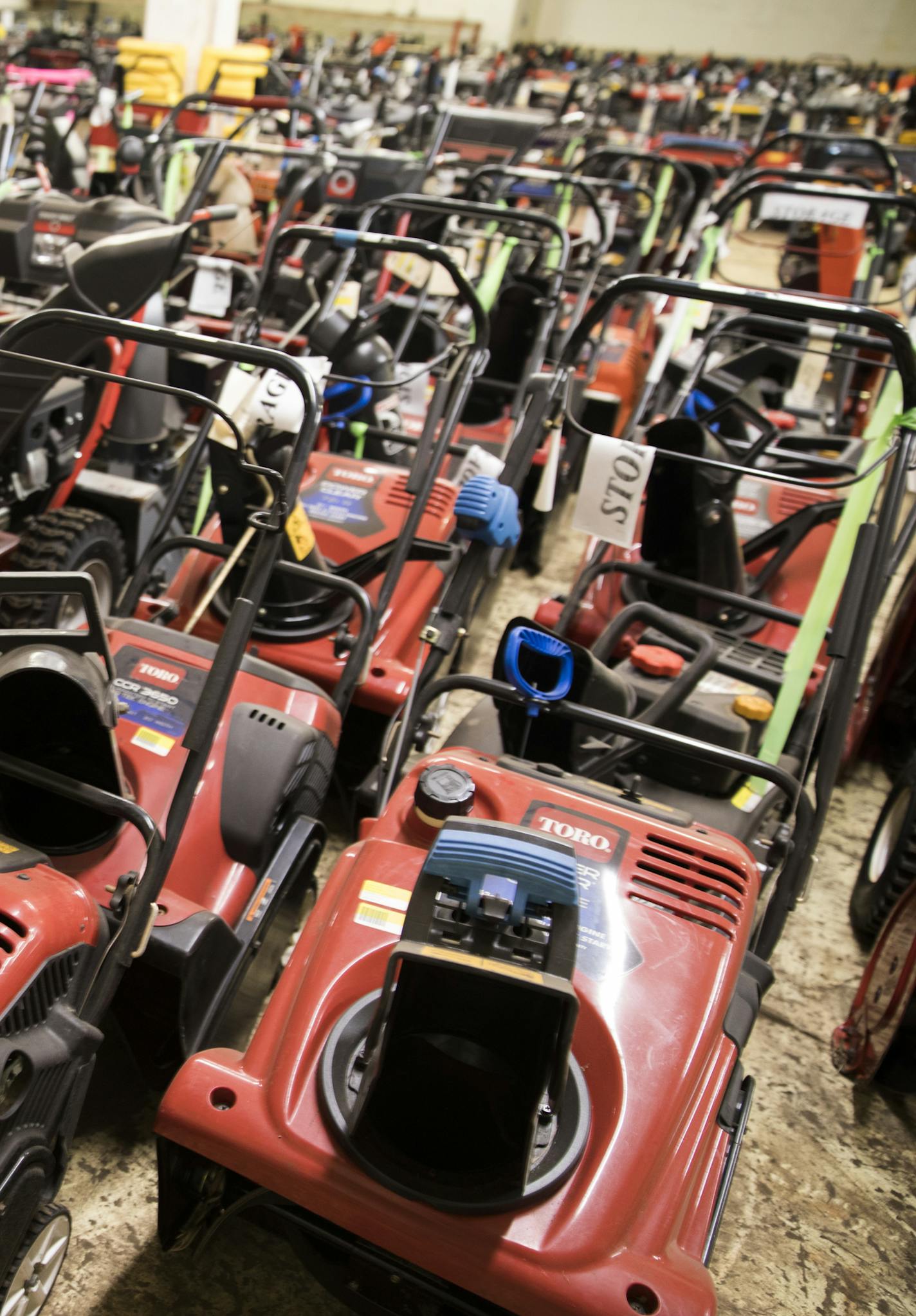 Snowblowers in storage for customers at the Frattallone's Ace Hardware in St. Paul. ] LEILA NAVIDI &#xef; leila.navidi@startribune.com BACKGROUND INFORMATION: Storage of snowblowers for customers at the Frattallone's Ace Hardware in St. Paul on Thursday, September 21, 2017. Retailers such as Frattallone's Hardware and 2nd Shade are bringing in new business by offering storage and repair of seasonal items such as lawn mowers, snowblowers and patio furniture.