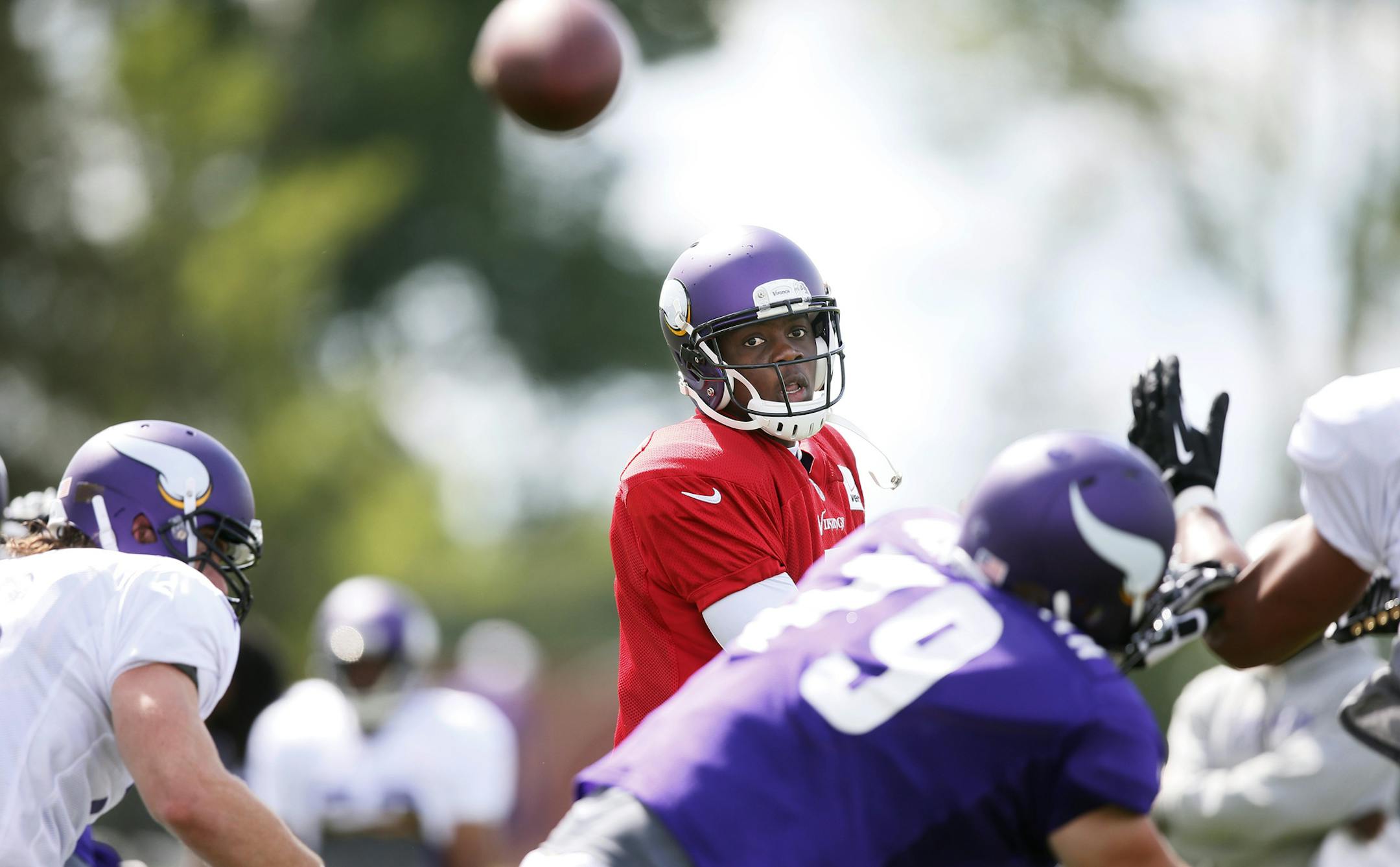 Teddy Bridgewater completed a pass to a receiver during NFL camp at Minnesota State ,Mankato Sunday July 27, 2014 in Mankato, MN . ] Jerry Holt Jerry.holt@startribune.com