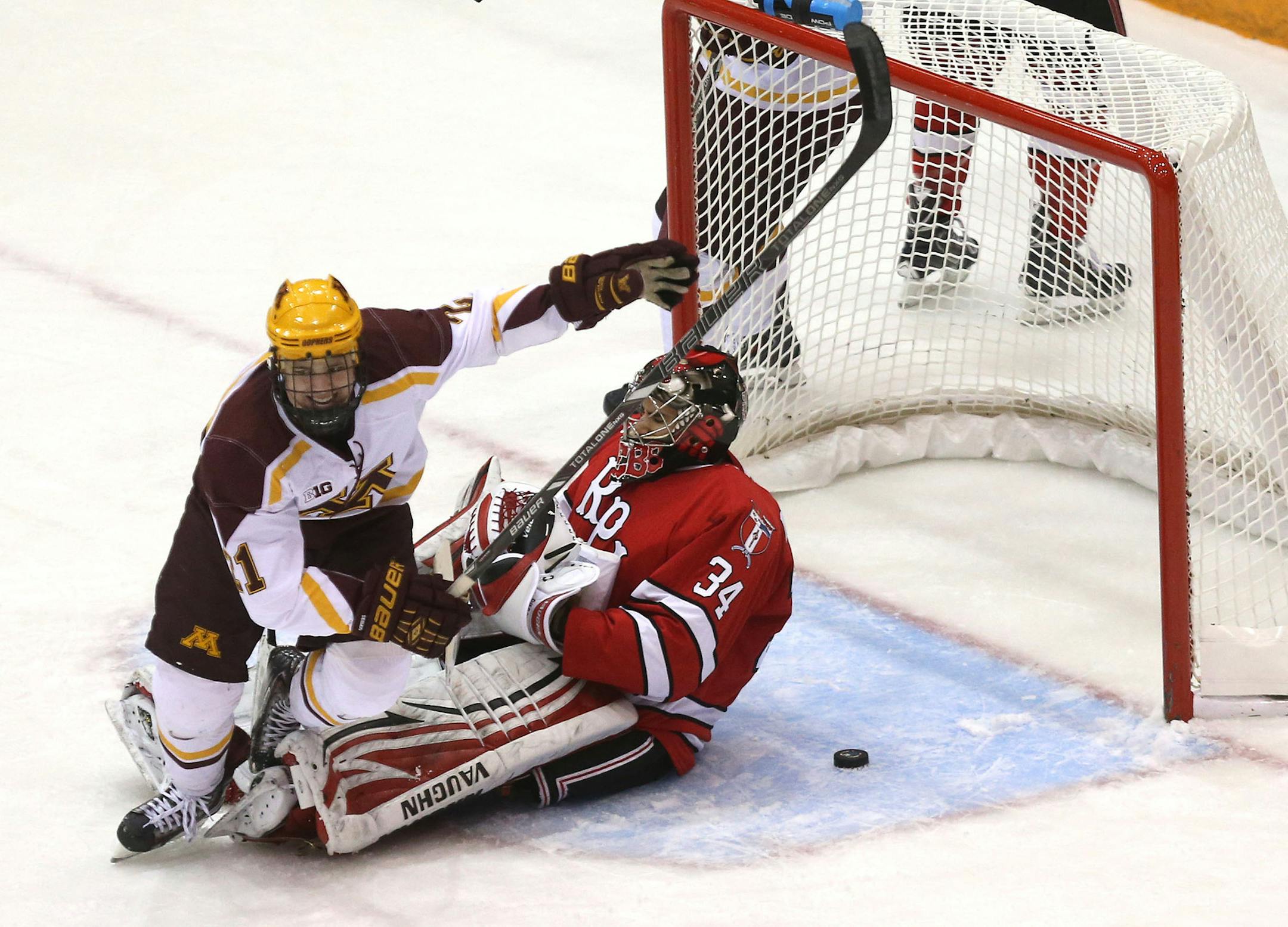Gophers Connor Reilly celebrated after scoring a goal on RPI's Scott Diebold during the first period at Mariucci Arena in Minneapolis Saturday, January 4, 2014. ] (KYNDELL HARKNESS/STAR TRIBUNE) kyndell.harkness@startribune.com