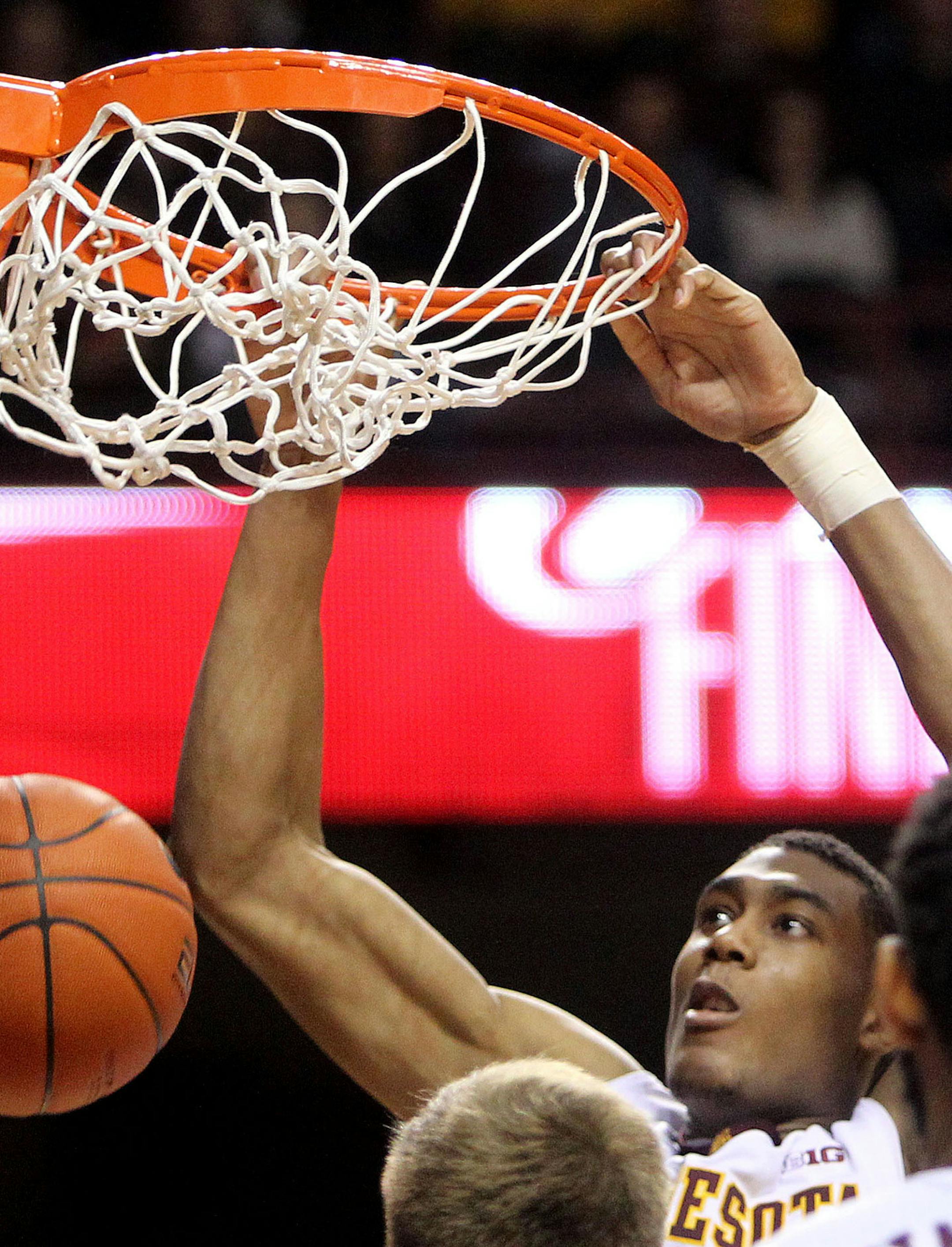 The University of Minnesota's Charles Buggs dunks versus UNC Wilmington during the second half of the Gophers 108-82 win Saturday, Dec. 27, 2014 at Williams Arena in Minneapolis, MN.](DAVID JOLES/ STARTRIBUNE)djoles@startribune.com The University of Minnesota versus UNC Wilmington Saturday, Dec. 27, 2014 at Williams Arena in Minneapolis, MN.