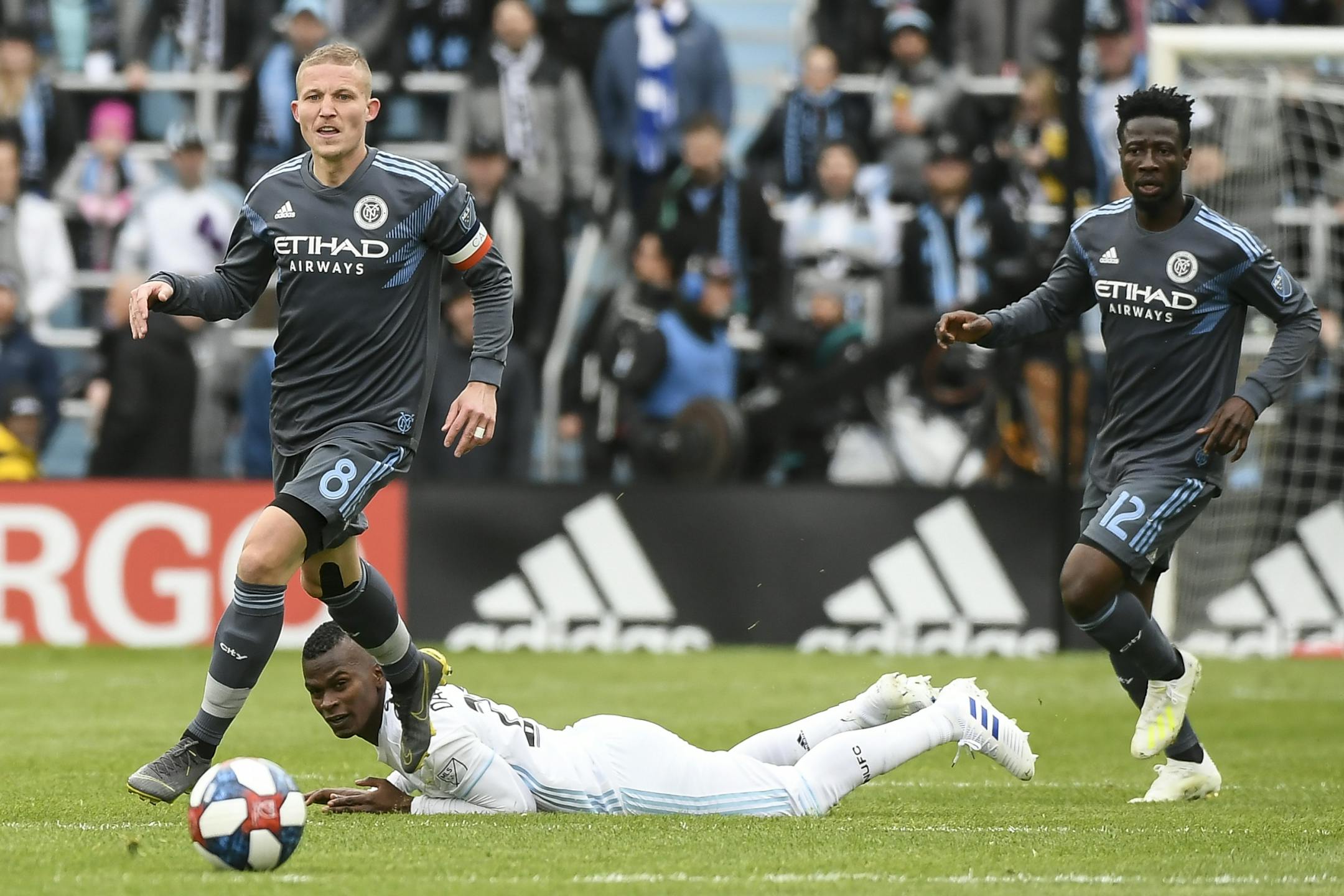 Minnesota United forward Carlos Darwin Quintero (25) lost the the ball to New York City midfielder Alexander Ring (8) in the first half Saturday.