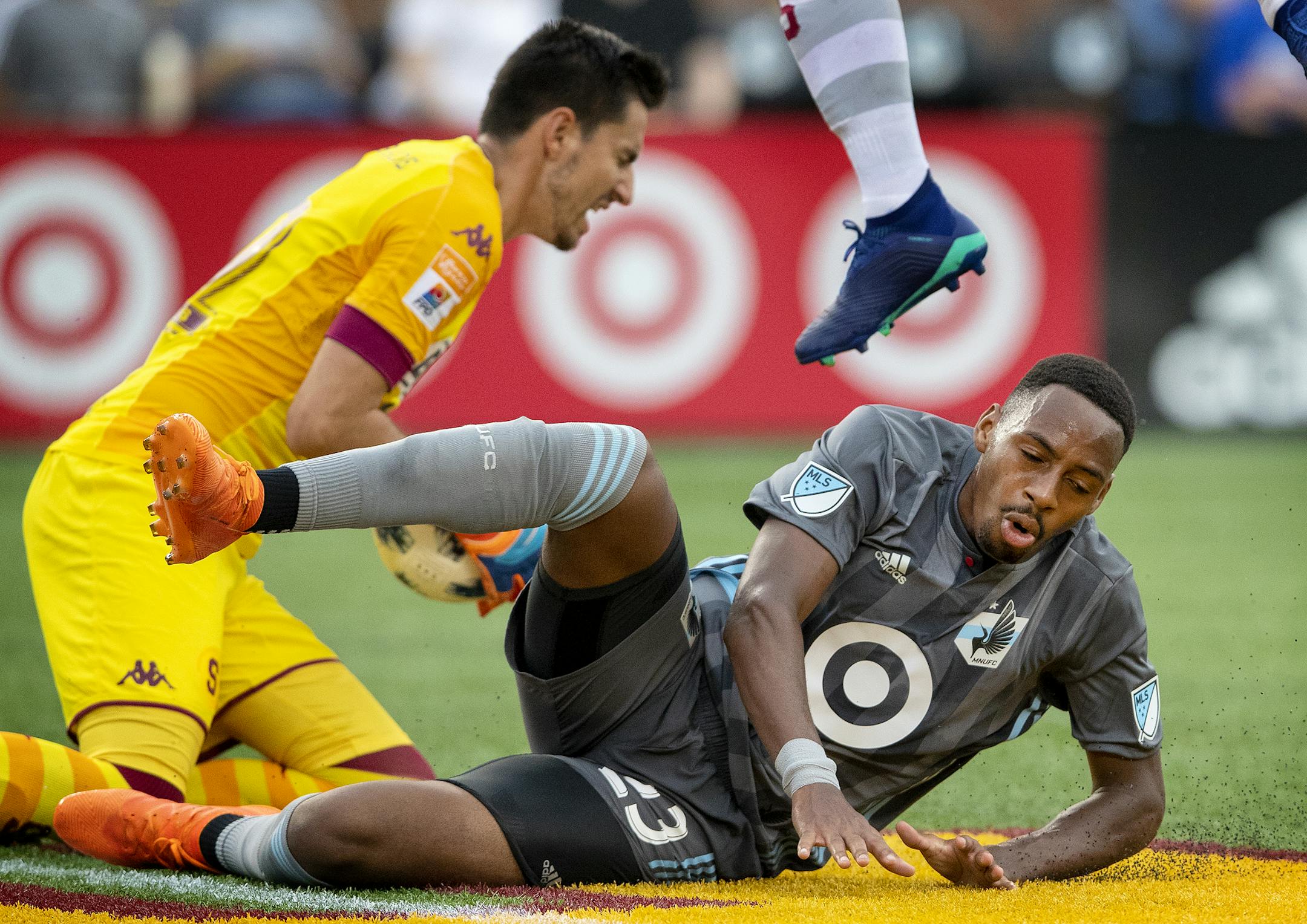 Deportivo Saprissa goalie Alejandro Gomez blocked a shot by Mason Toye (23) in the second half. ] CARLOS GONZALEZ ï cgonzalez@startribune.com ñ July 11, 2018, Minneapolis, MN, TCF Bank Stadium, MLS, friendly/exhibition, Soccer, Minnesota United FC vs. Deportivo Saprissa,