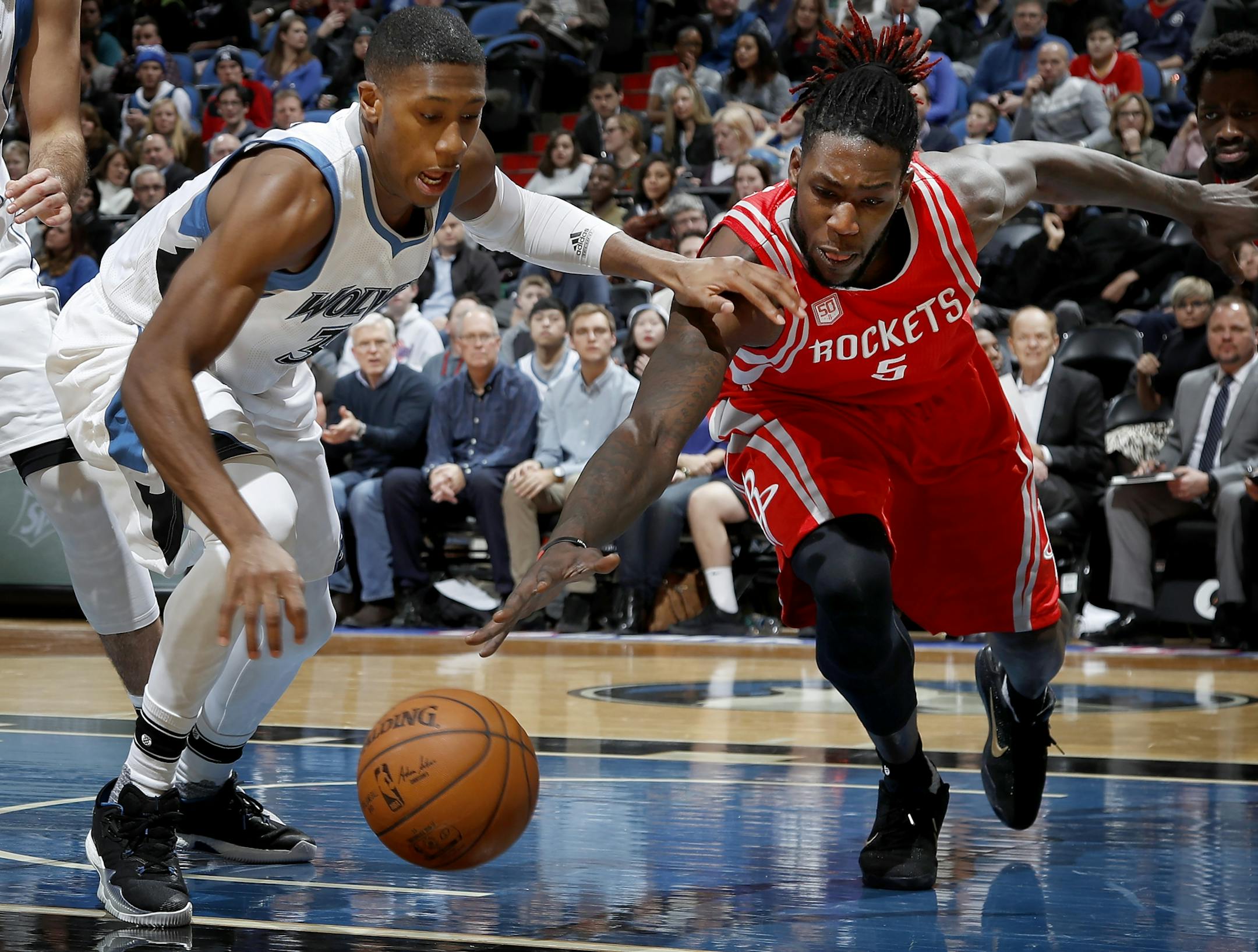 Kris Dunn (3) and Montrezl Harrell (5) fought for a lose ball in the fourth quarter.