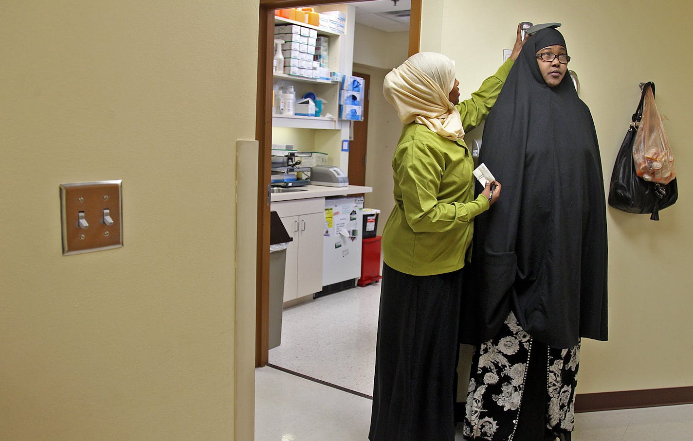 Medical Assistant Abiin Mohamud helped patient Fartun Amiir before her appointment with the pharmacist and doctor at People's Center Clinic, Friday, March 29, 2013 in Minneapolis, MN. (ELIZABETH FLORES/STAR TRIBUNE) ELIZABETH FLORES &#x2022; eflores@startribune.com