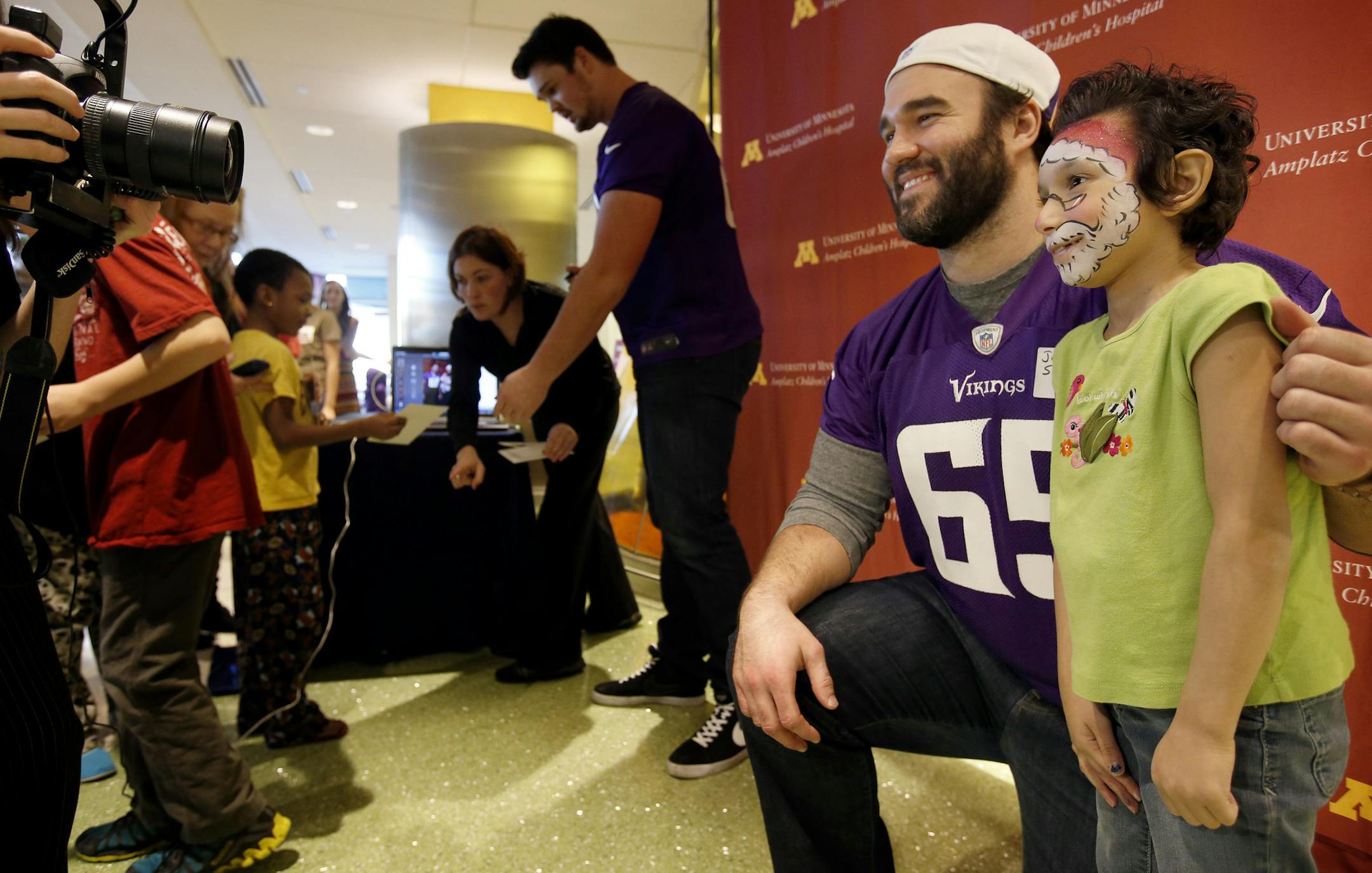 Minnesota Vikings John Sullivan posed for a photo with Kawther Alzaher, 7, of Saudi Arabia.