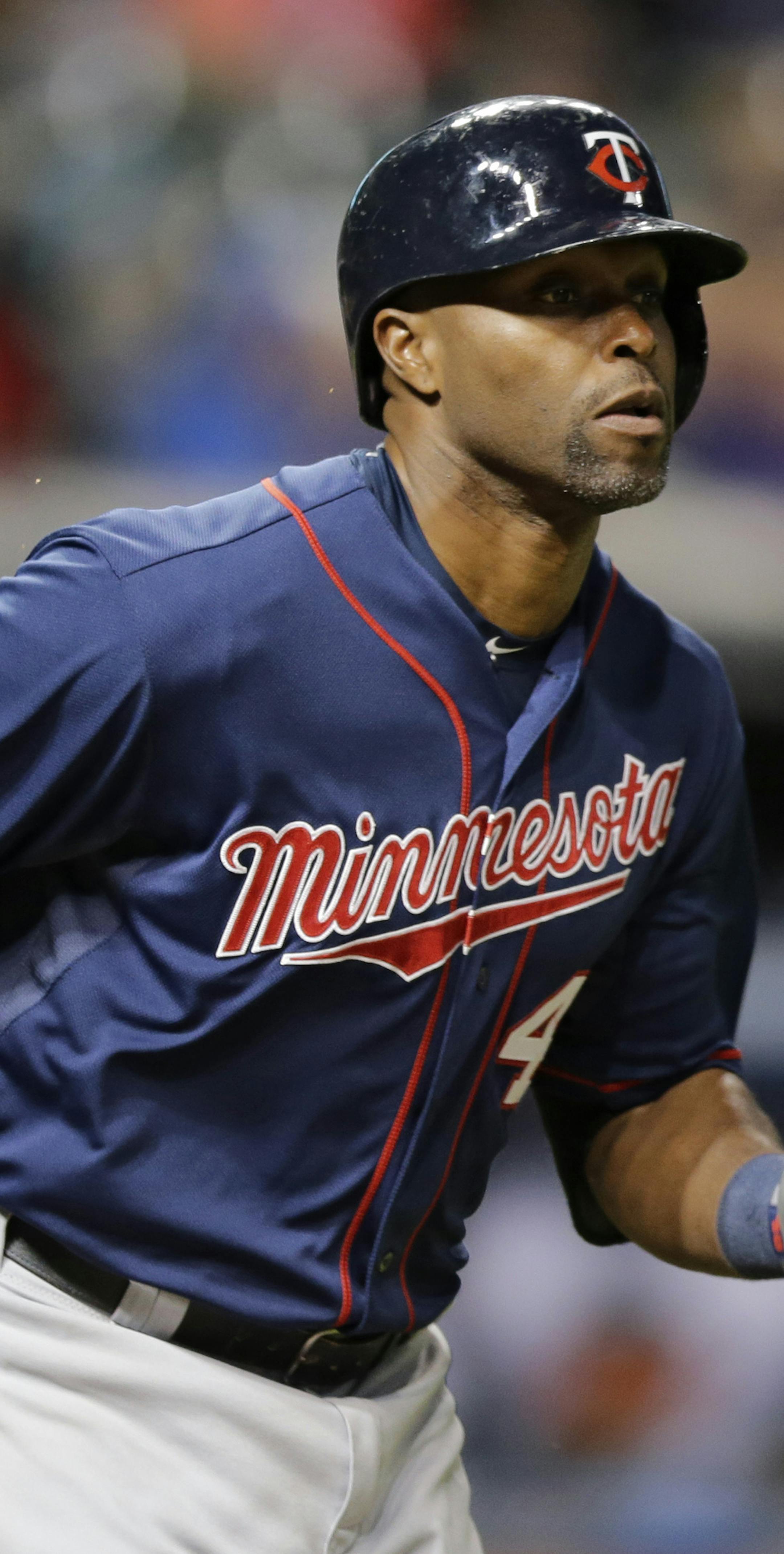 Minnesota Twins' Torii Hunter runs out a ground ball in the second inning of a baseball game against the Cleveland Indians, Thursday, Oct. 1, 2015, in Cleveland. Hunter was out on the play. (AP Photo/Tony Dejak)