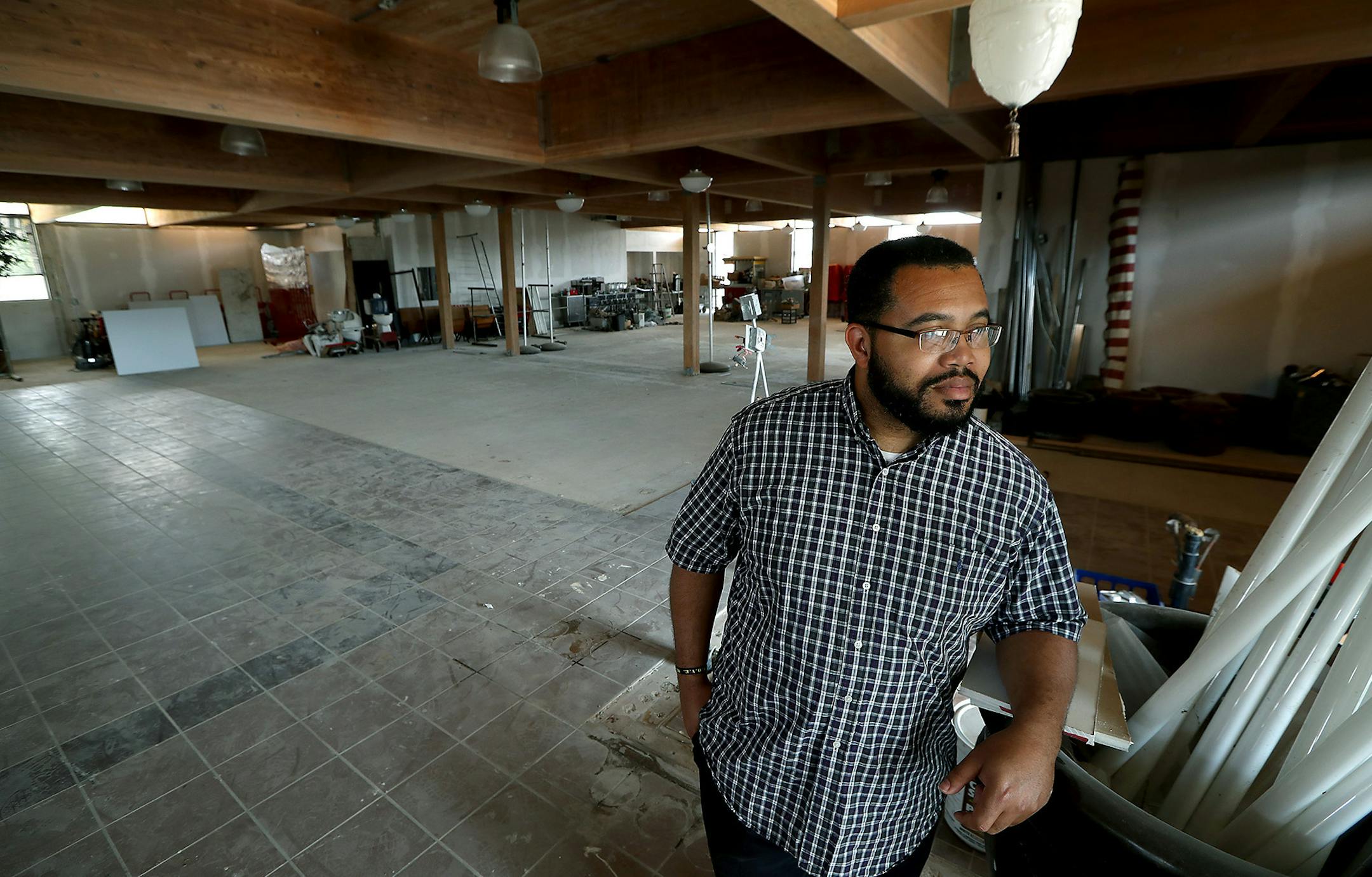 Donnell Bratton, a St. Paul pastor and youth worker, has bought a building on Robert Street in West St. Paul with plans to operate a youth shelter there. Unable to secure funding and the necessary zoning changes, though, he hasn't been able to act on that plan. It's a much-needed resource in Dakota County, where there is currently no shelter to serve a rising population of homeless youth. ] (ELIZABETH FLORES/STAR TRIBUNE) ELIZABETH FLORES &#xef; eflores@startribune.com