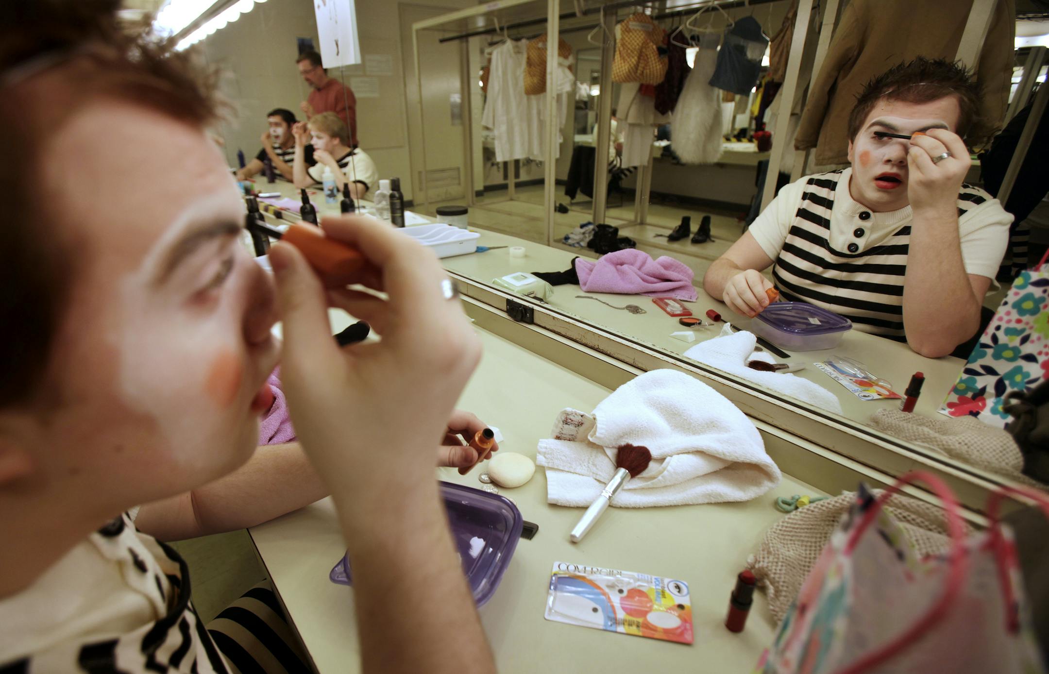 Cullen Ryan works on his makeup before rehersal in production of "Alice in Wonderland." at the Children's Theatre in Minneapolis, MN April 25, 2013. ] JOELKOYAMA‚Ä¢joel koyama@startribune.com MAGIC SAXO NUMBER IS 801620 A behind-the-scenes advancer on the Children's Theatre's plans for a magical production of "Alice in Wonderland." Behind the scenes for for "Alice in Wonderland" at the Children's Theatre.