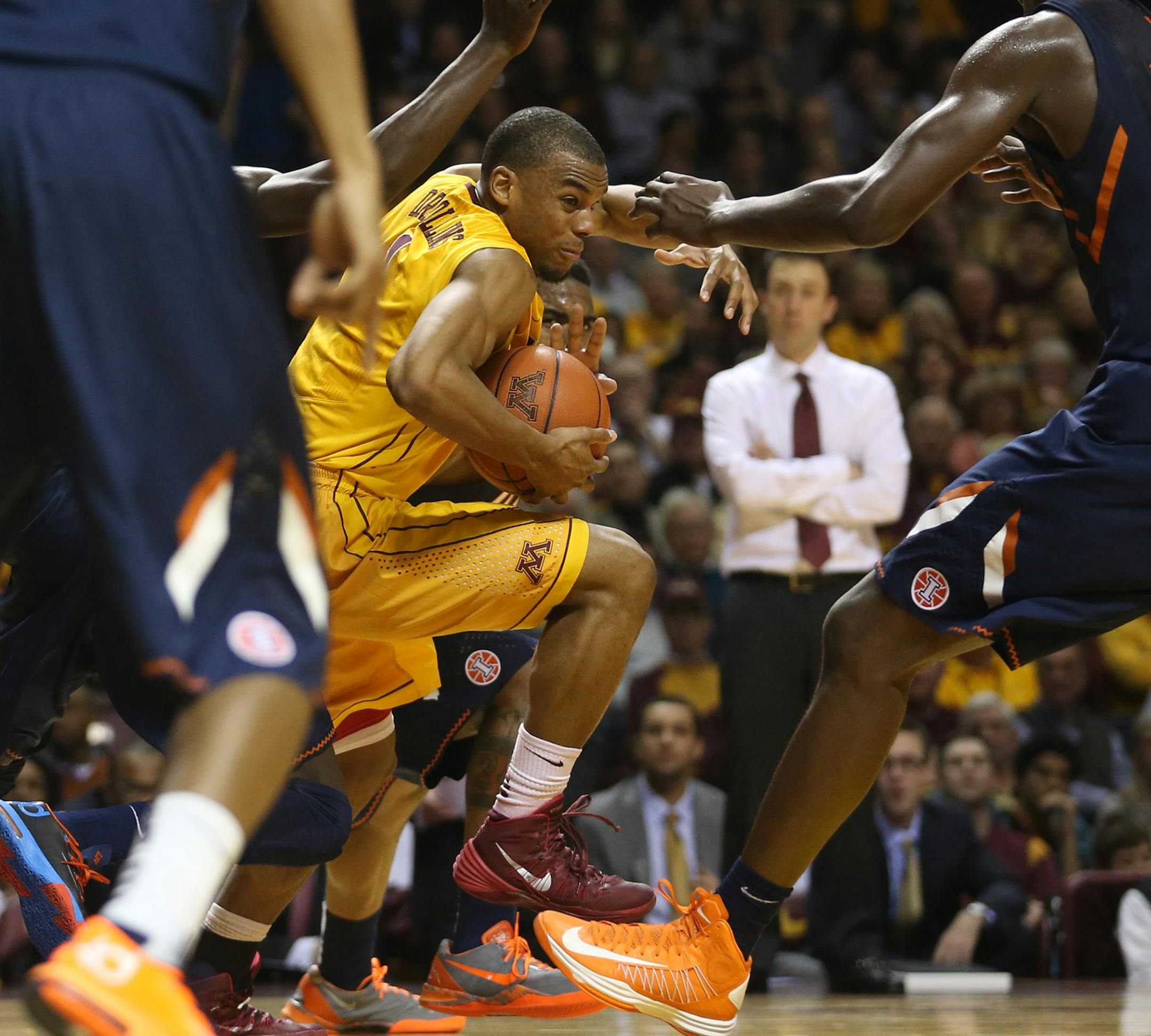 Gopher Andre Hollins got caught in traffic trying to drive passed the Illinois defense during the second half at Williams Arena Wednesday, February 19, 2014. Gophers lose to Illinois 62-49. ] (KYNDELL HARKNESS/STAR TRIBUNE) kyndell.harkness@startribune.com