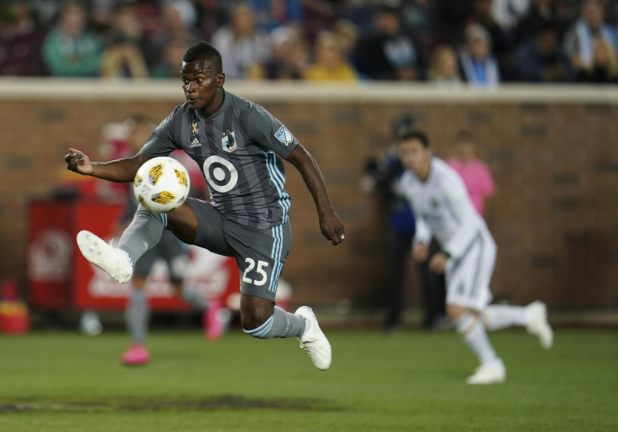 Minnesota United forward Carlos Darwin Quintero (25) leapt for the ball while attacking Portland's goal in the first half Saturday. ] AARON LAVINSKY ¥ aaron.lavinsky@startribune.com Minnesota United FC played the Portland Timbers on Saturday, Sept. 22, 2018 at TCF Bank Stadium in Minneapolis, Minn.