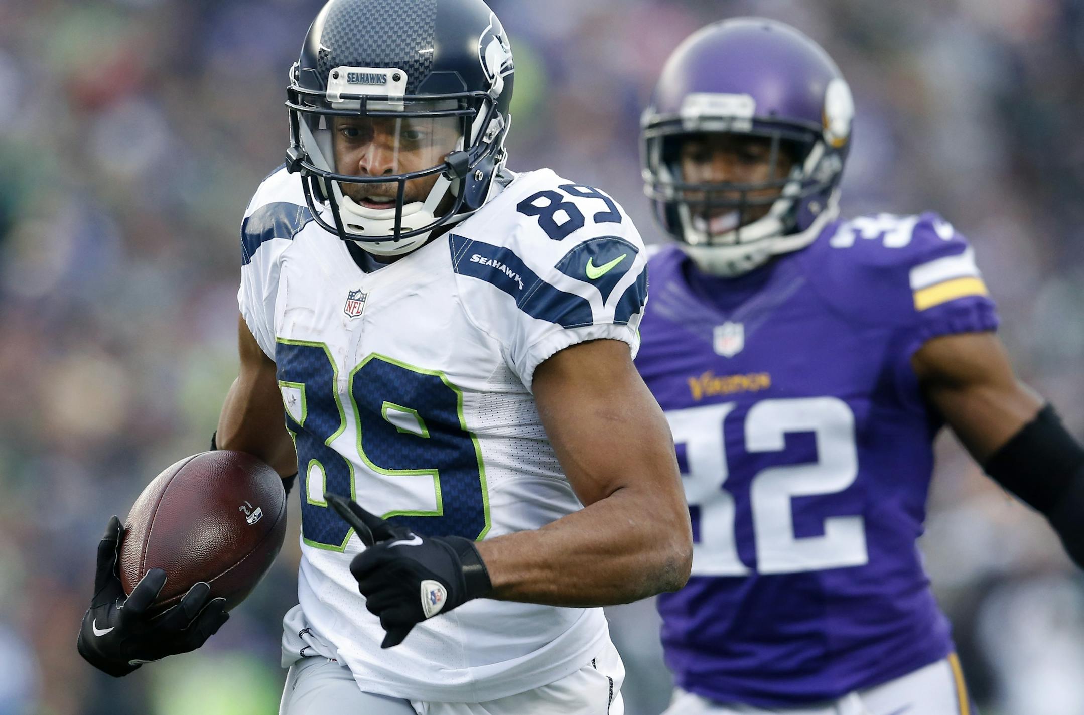 Doug Baldwin (89) ran away from Antone Exum Jr. (32) during a 53-yard touchdown catch and run in the third quarter.