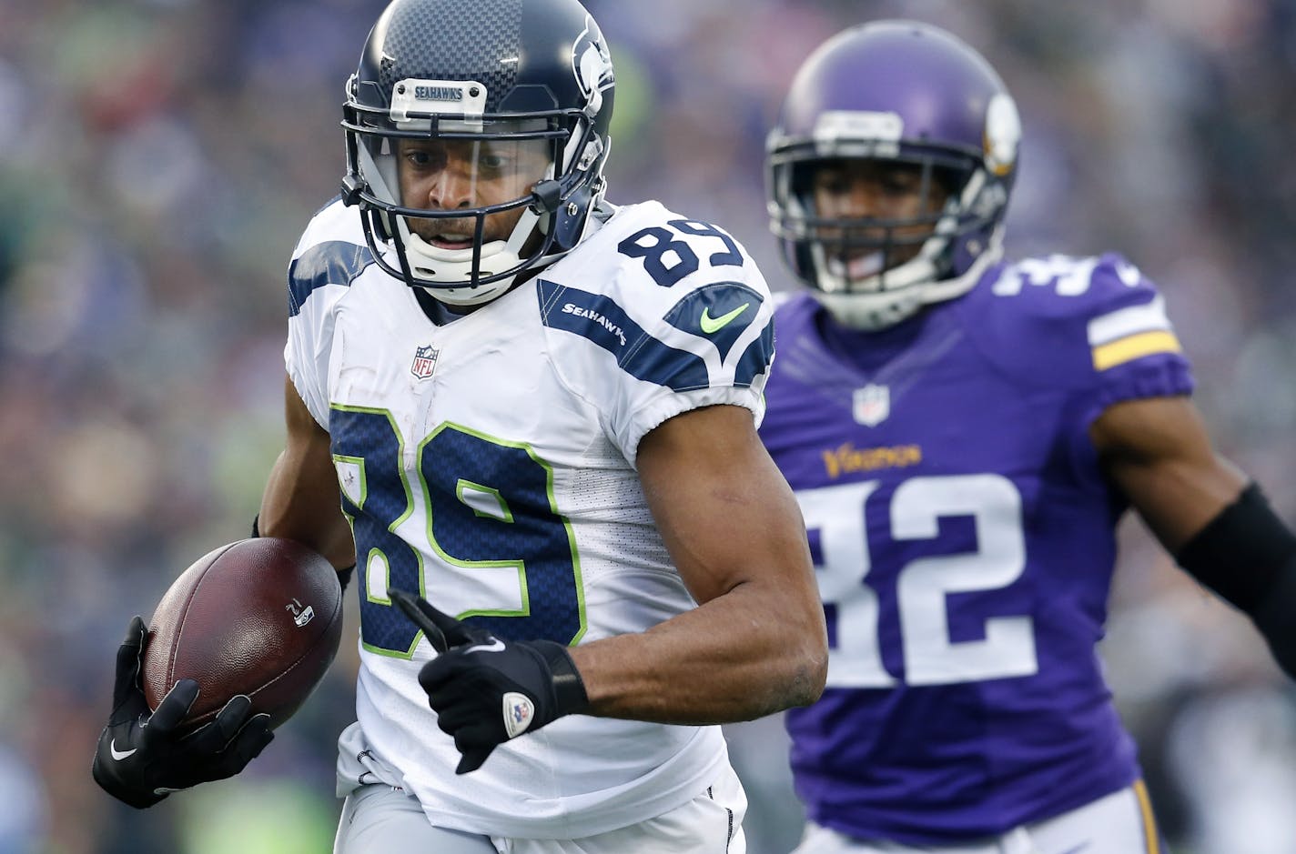 Doug Baldwin (89) ran away from Antone Exum Jr. (32) during a 53-yard touchdown catch and run in the third quarter.