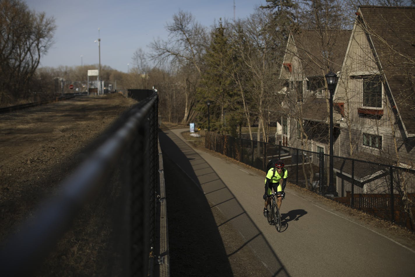 A cyclist on the Greenway bike path alongside the approach to the Short Line bridge Wednesday afternoon. ] JEFF WHEELER &#xef; jeff.wheeler@startribune.com There are discussions taking place about exploring whether the CM & StP Railroad's Short Line bridge over the Mississippi River at the Midtown Greenway could be overhauled for bike and pedestrian use. The Greenway / railroad corridor was photographed Wednesday afternoon, April 25, 2018 in Minneapolis.