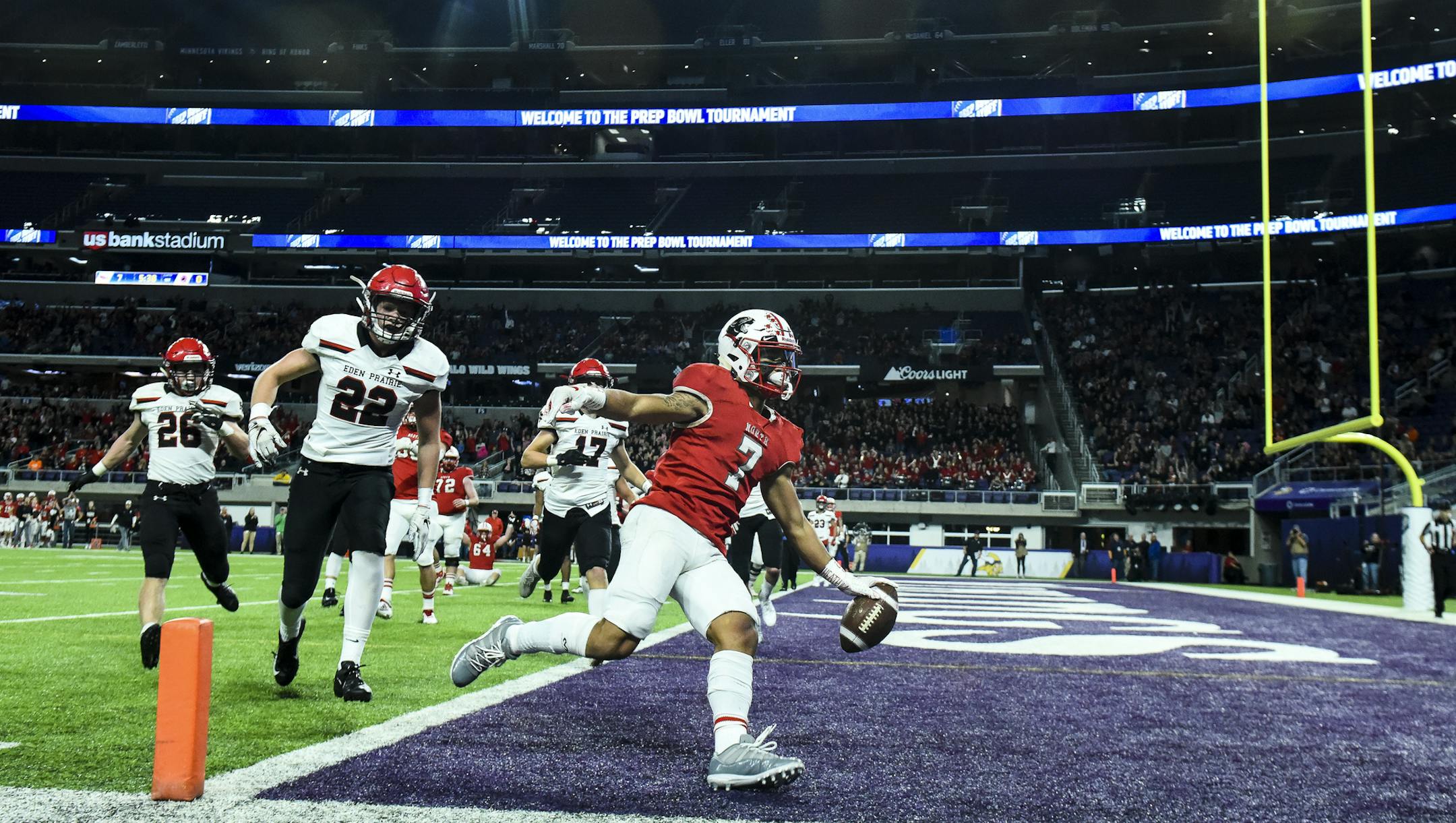 Lakeville North wide receiver RaJa Nelson (7) ran the ball into the end zone for a touchdown in the first quarter against Eden Prairie. ] Aaron Lavinsky • aaron.lavinsky@startribune.com Eden Prairie played Lakeville North in the Class 6A state tournament championship football game on Friday, Nov. 23, 2018 at US Bank Stadium in Minneapolis, Minn.