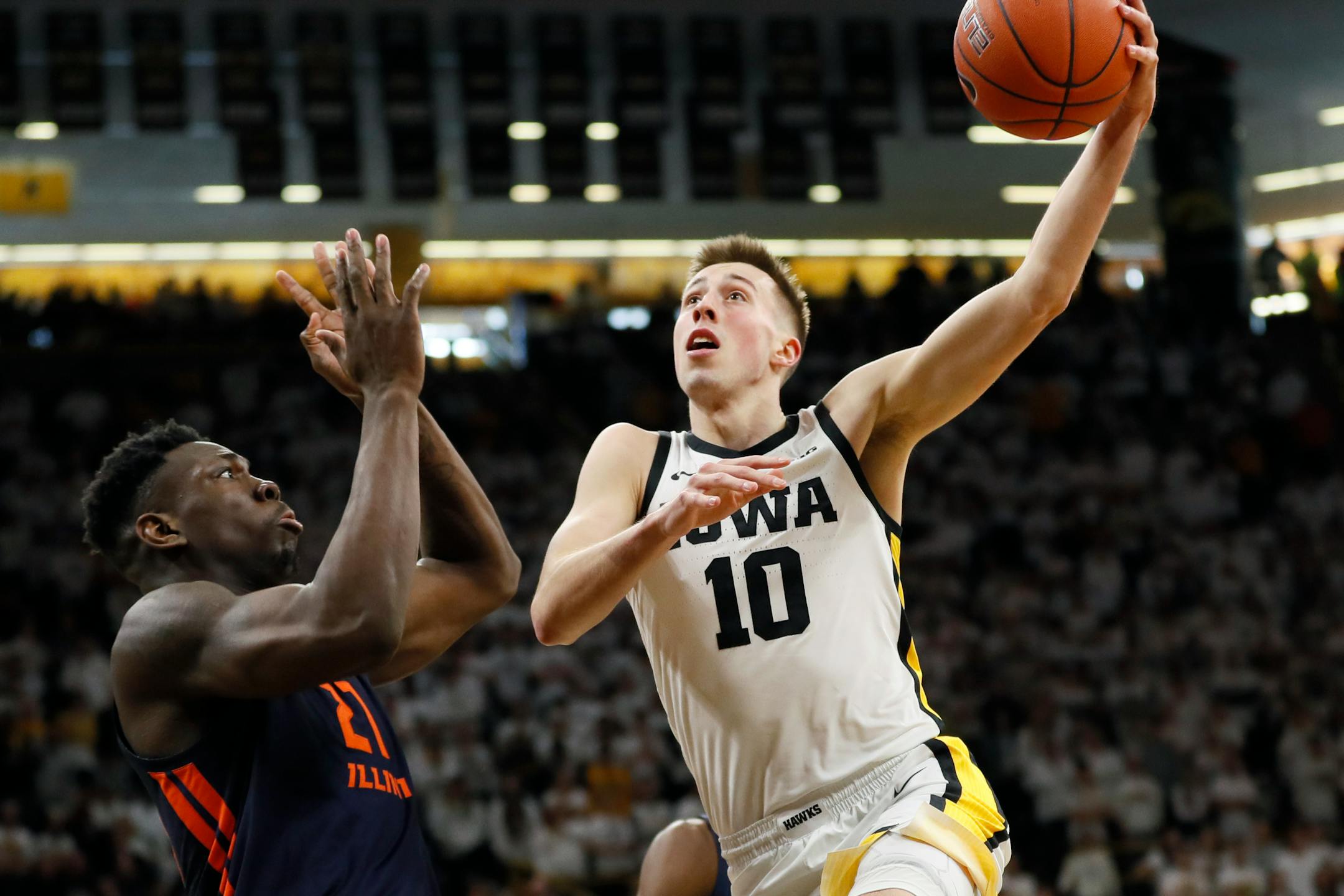 Iowa guard Joe Wieskamp drove to the basket over Illinois center Kofi Cockburn during the second half Sunday.