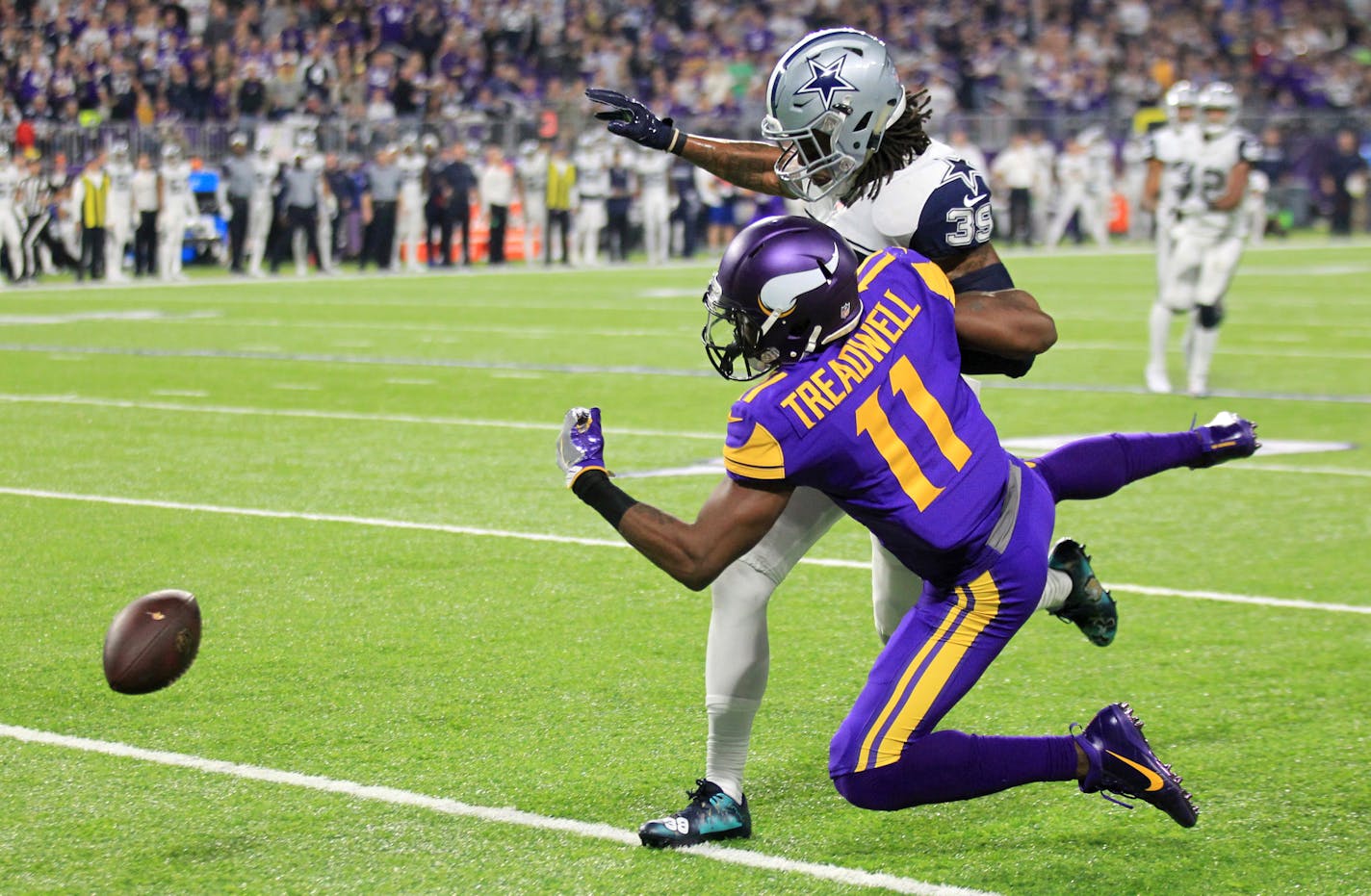 Dallas Cowboys cornerback Brandon Carr (39) breaks up a pass intended for Minnesota Vikings wide receiver Laquon Treadwell