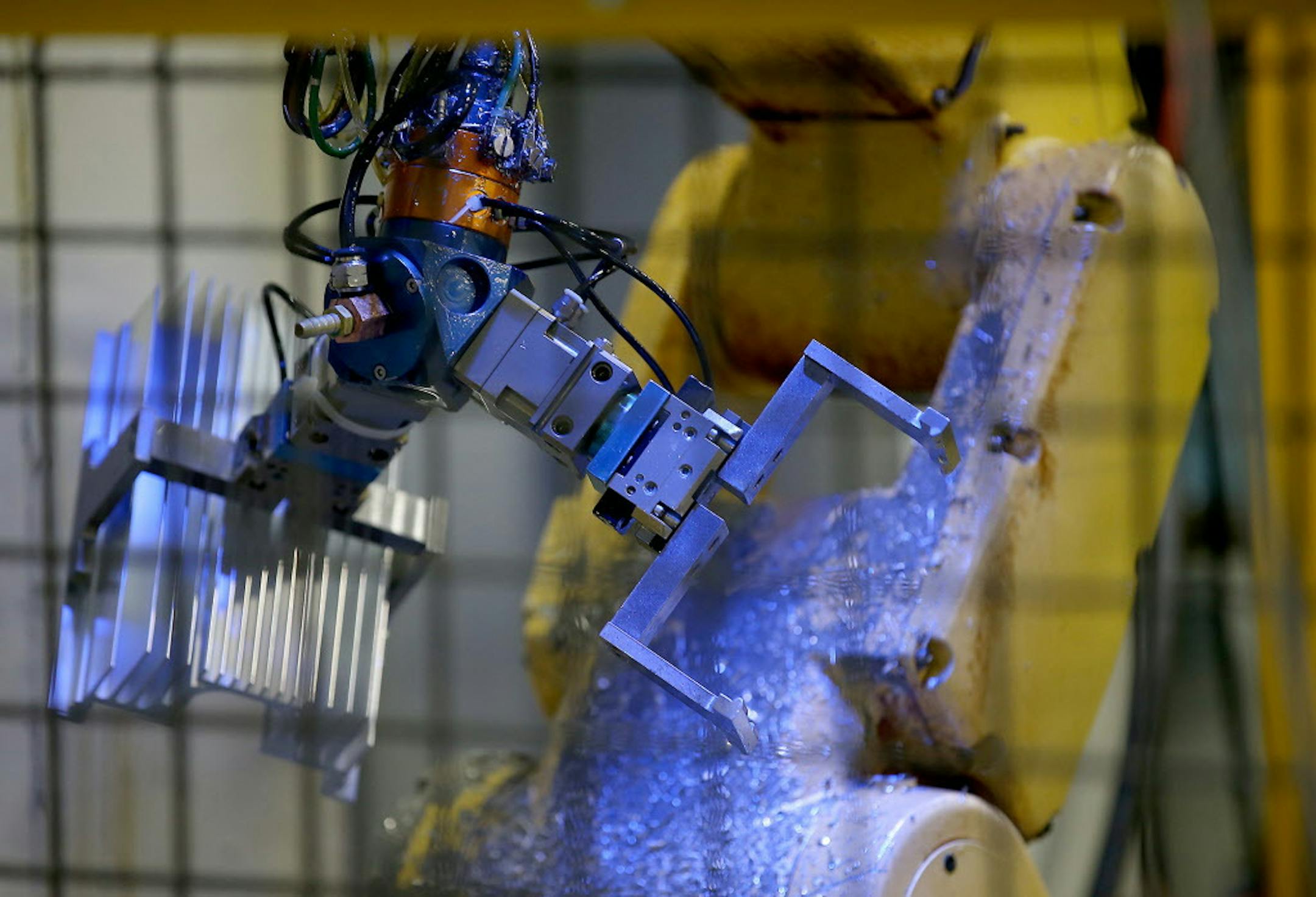 Robotics are used as well as manual labor in the manufacturing plant at Alexandria Industries, Wednesday, April 6, 2016 in Alexandria, MN. ] (ELIZABETH FLORES/STAR TRIBUNE) ELIZABETH FLORES • eflores@startribune.com