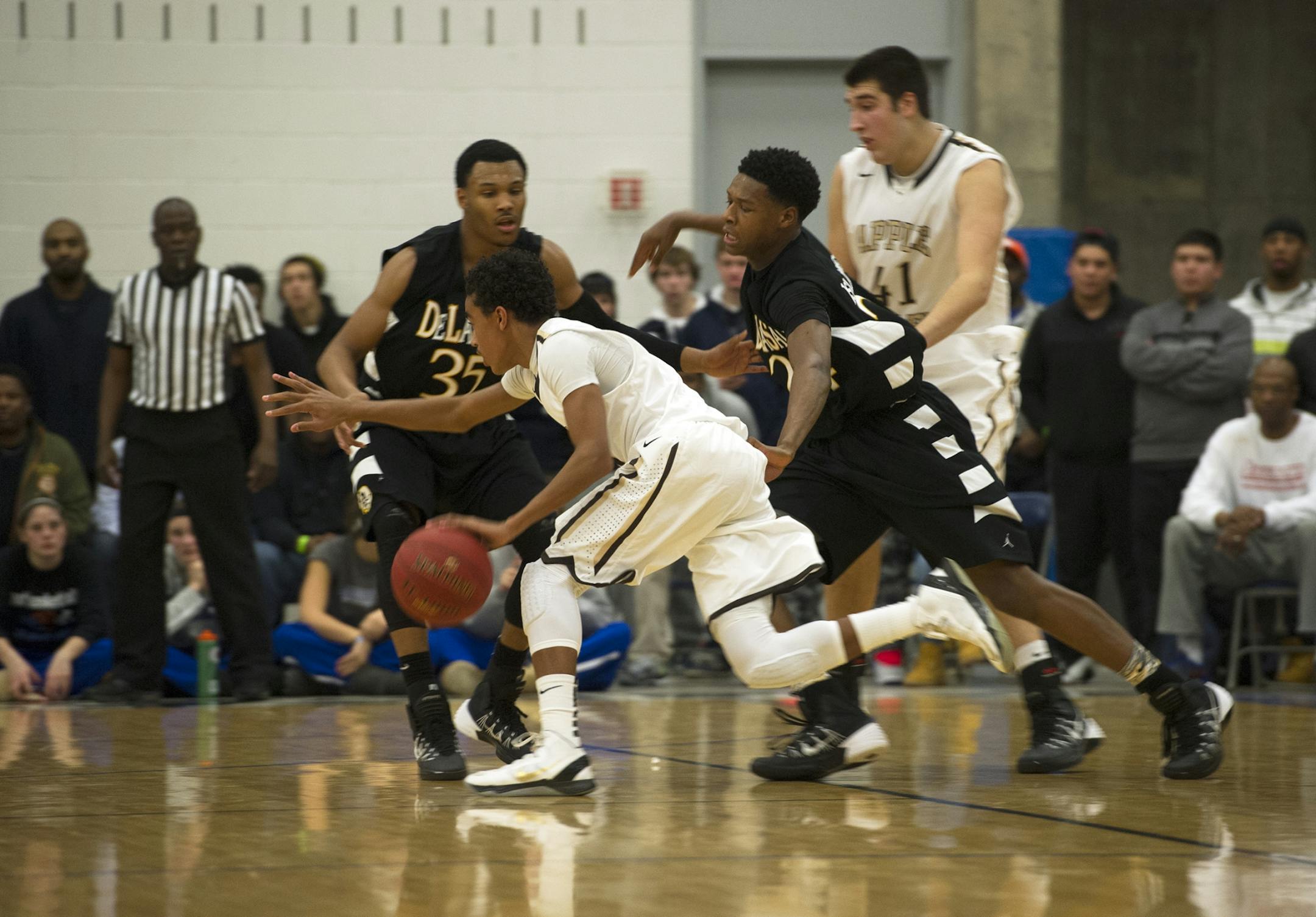 Tre Jones (shown against DeLaSalle last season) takes over at point guard at Apple Valley for his brother, Tyus, now starting at Duke.