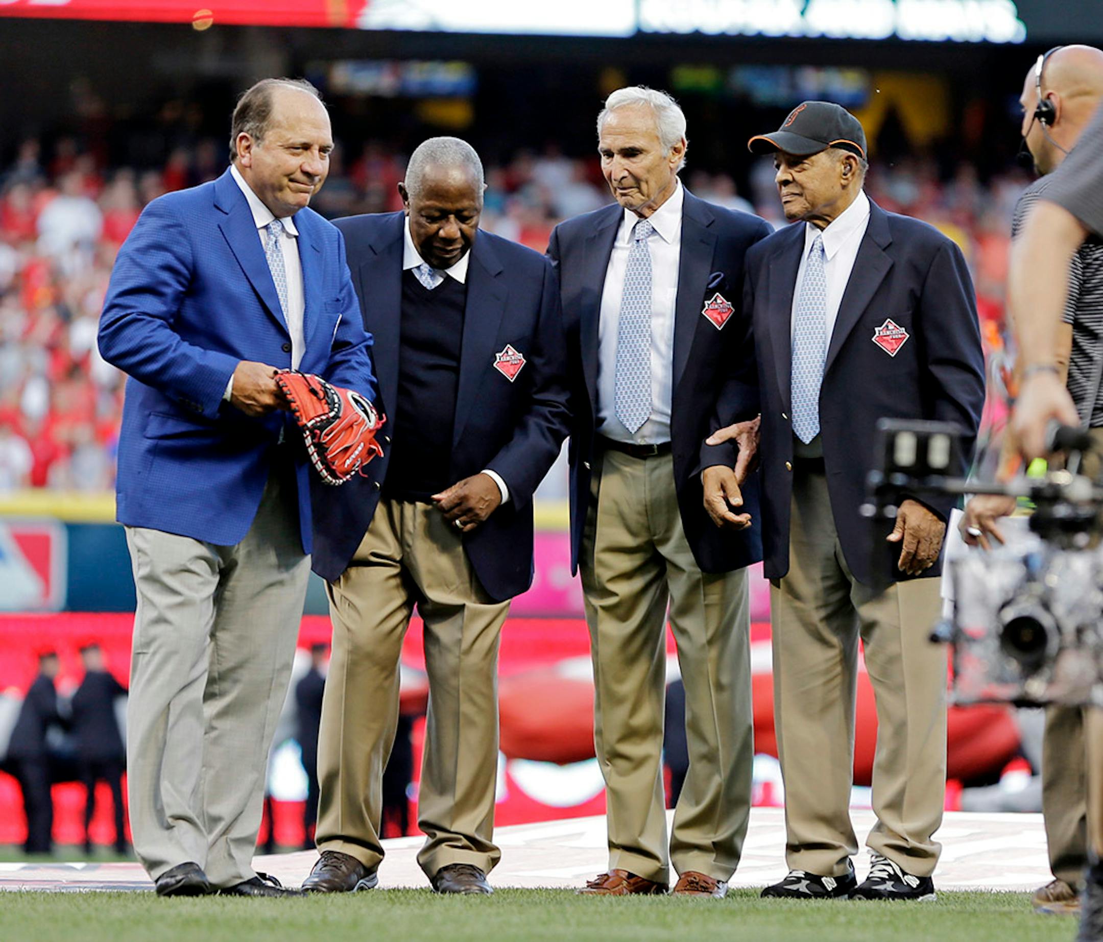 Johnny Bench, Hank Aaron, Sandy Koufax and Willie Mays before the MLB All-Star baseball game, Tuesday, July 14, 2015, in Cincinnati.