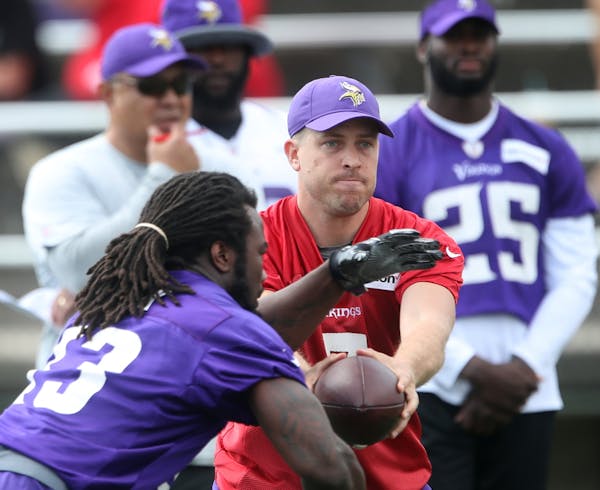Minnesota Vikings quarterback Case Keenum (7) handed the ball off to s running back Dalvin Cook (33) during practice.