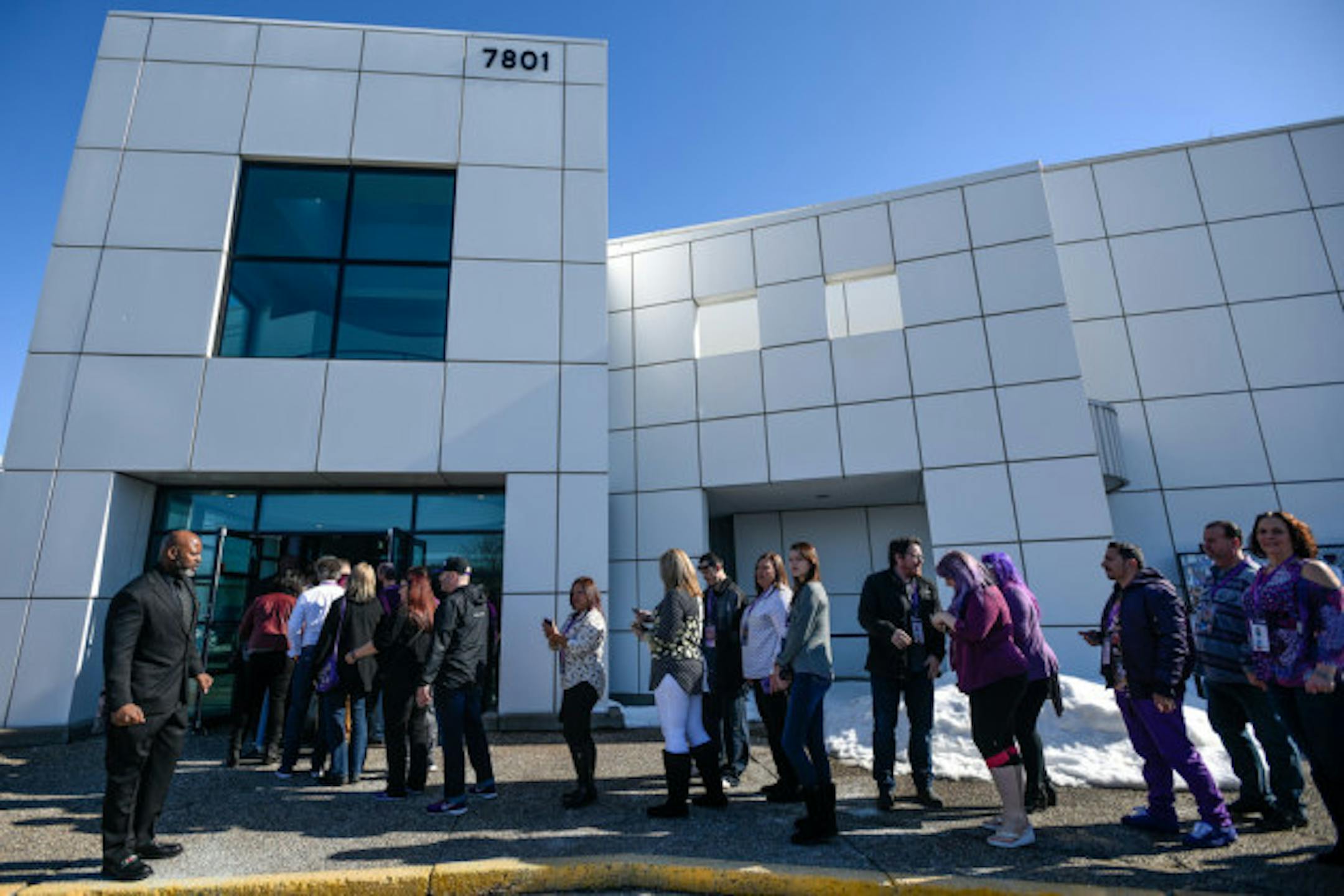 Fans line up at Paisley Park before social distancing rules/ Star Tribune photo by Aaron Lavinsky