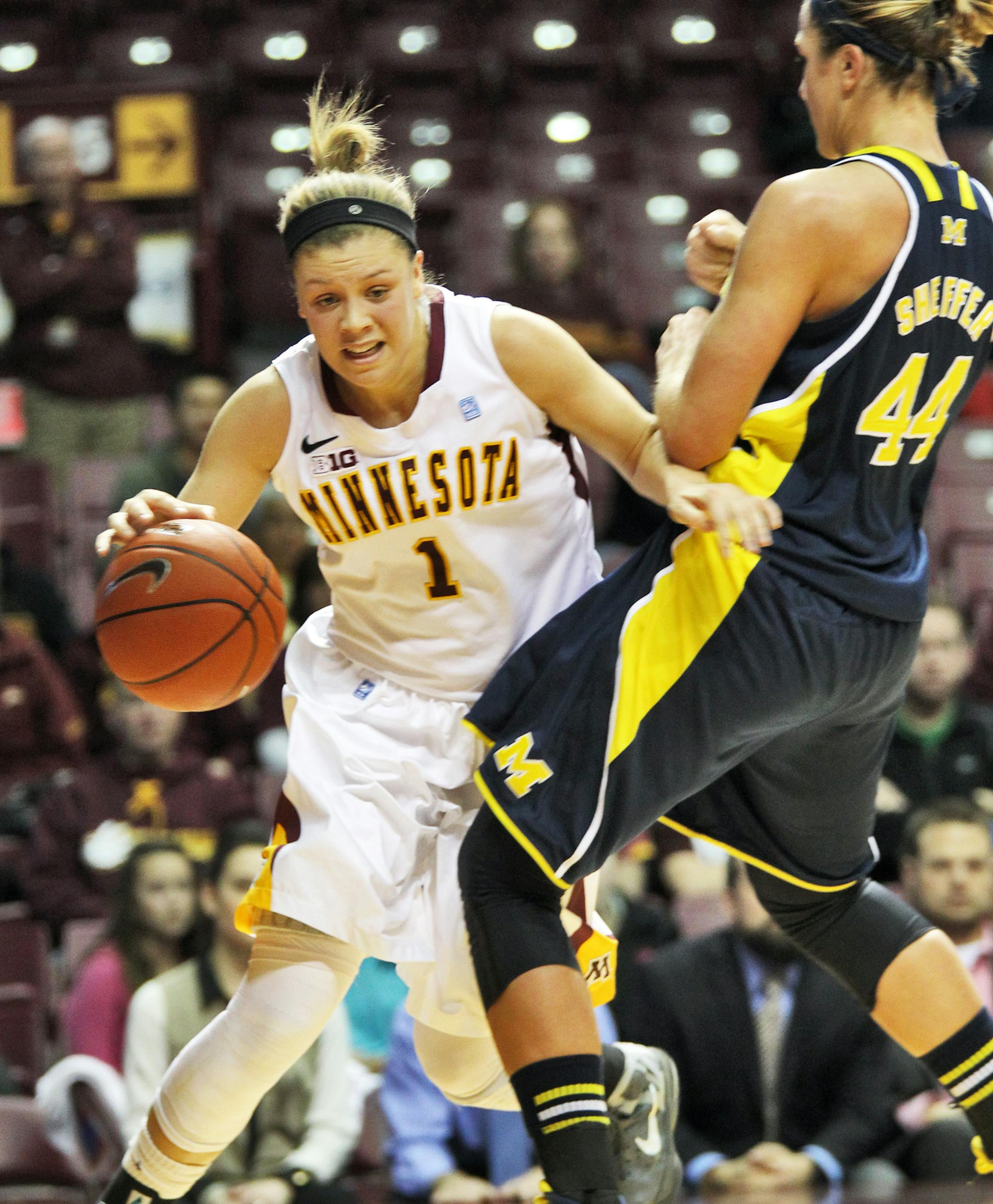 Minnesota Gopphers vs. Michigan Womens basketball. Minnesota's Rachel Banham drove to the basket around the defense of Michigan's Rachel Sheffer (44). (MARLIN LEVISON/STARTRIBUNE(mlevison@startribune.com (cq -all names program.) ORG XMIT: MIN1301312059513333