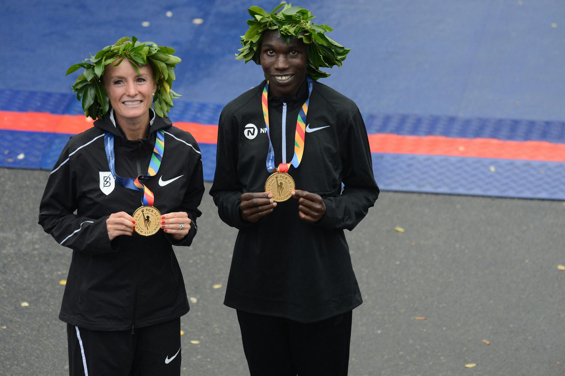 Shalane Flanagan (USA), left, and Geoffrey Kamworor (Kenya) pose with their medals after the New York City Marathon on Sunday, Nov. 5, 2017. (Andrew Savulich/New York Daily News/TNS) ORG XMIT: 1215153