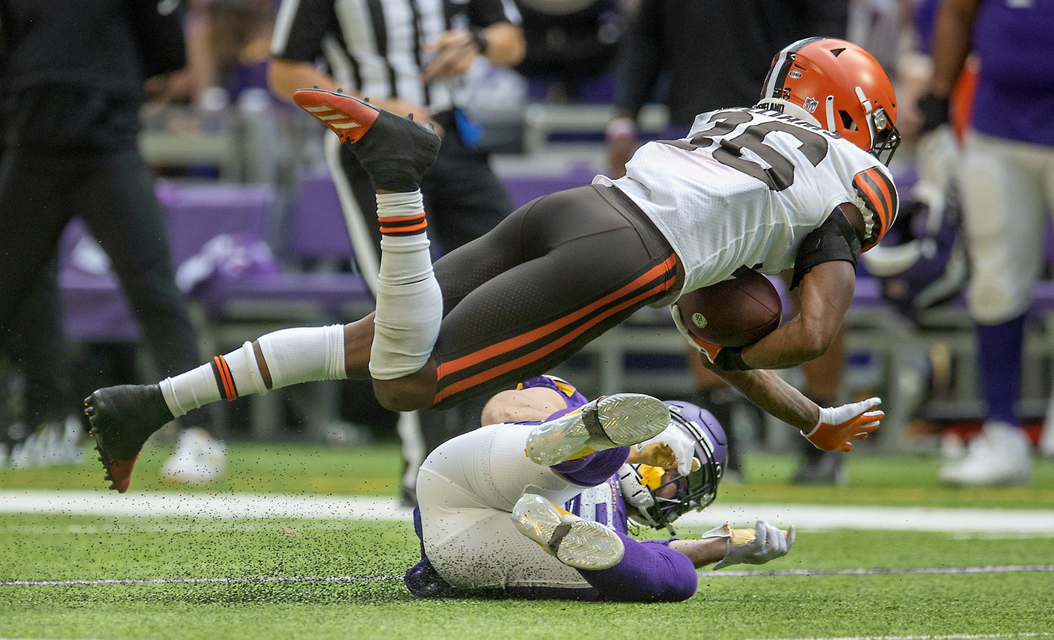 Browns cornerback Greedy Williams (26) intercepted a ball intended for Vikings wide receiver Adam Thielen (19) in the first quarter.