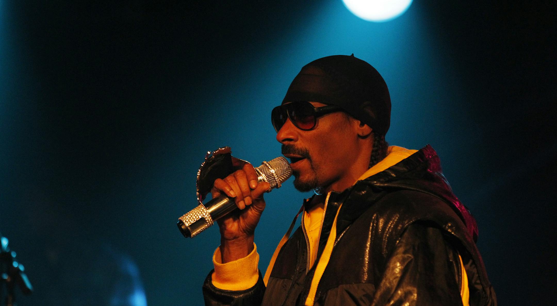 Richard TsongTaatarii/rtsongtaatarii@startribune.com Minneapolis, MN;01/26/11;left to right ] At the Cabooze, Snoop Dogg performed in front of a sold out crowd in the early show. ORG XMIT: MIN2013051318441879