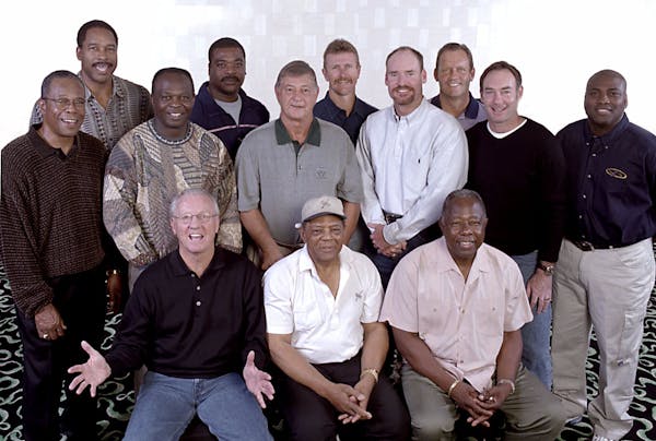 Tony Gwynn (second row, far right) and Paul Molitor (next to Gwynn) were part of 3,000-hit club that gathered for a photo prior to attending an autogr