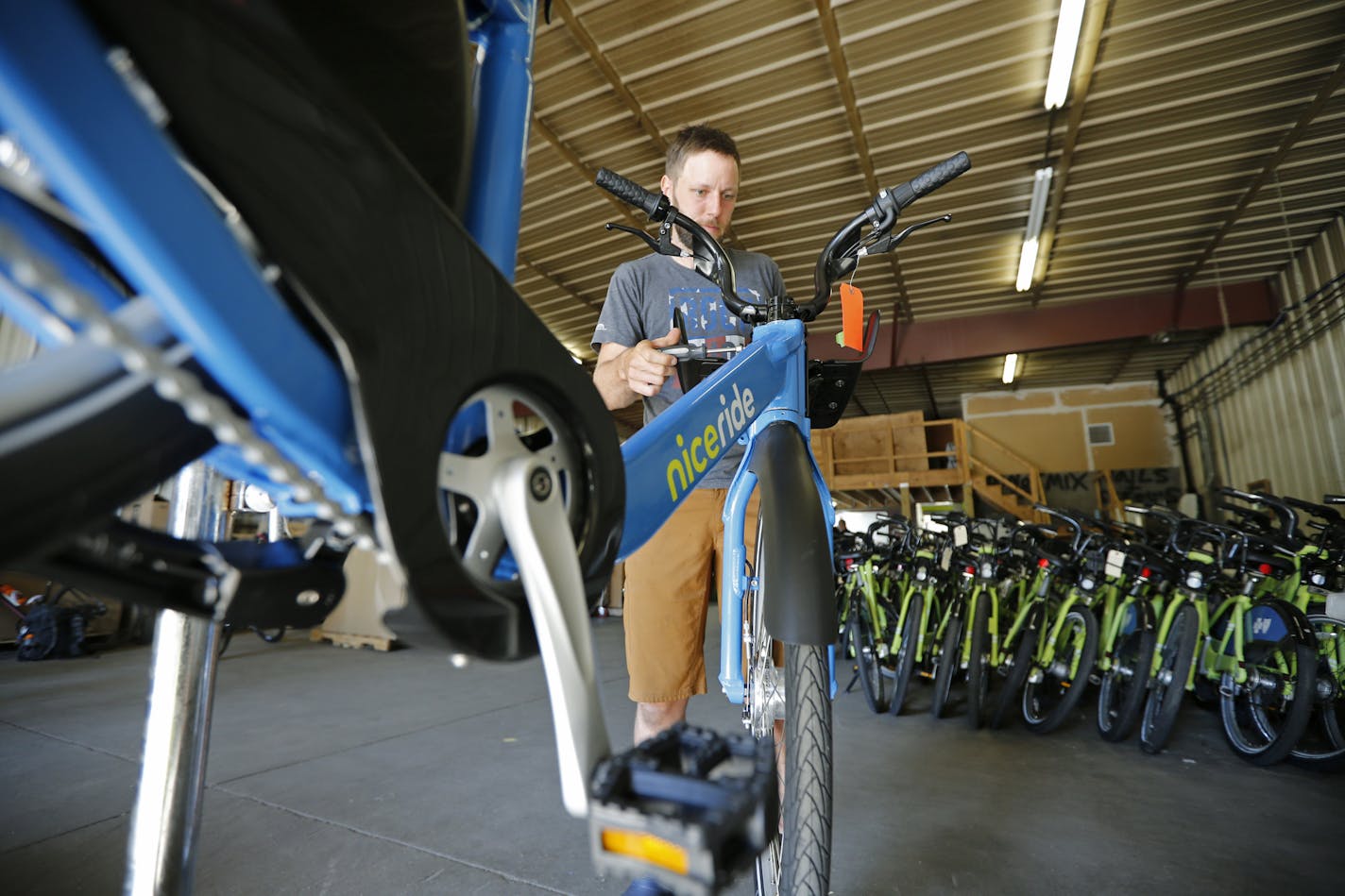 Mechanic Joe Reeves secured a basket to the front of one of the new dockless bicycles delivered to Nice Ride Minnesota. ] Shari L. Gross &#xef; shari.gross@startribune.com The telltale blue dockless bikes are slated to arrive in Minneapolis on Tuesday, Sept. 18. The city has contracted with Motivate, a New York-based bike sharing firm, to supplement the green NiceRide bikes throughout Minneapolis. Officials hope riders will store the bikes in "virtual parking lots" around the city -- and not jus