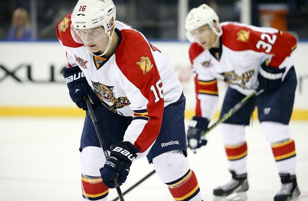 Florida Panthers center Aleksander Barkov (16) and right wing Kris Versteeg (32) prepare for a face off in the second period of an NHL hockey game aga