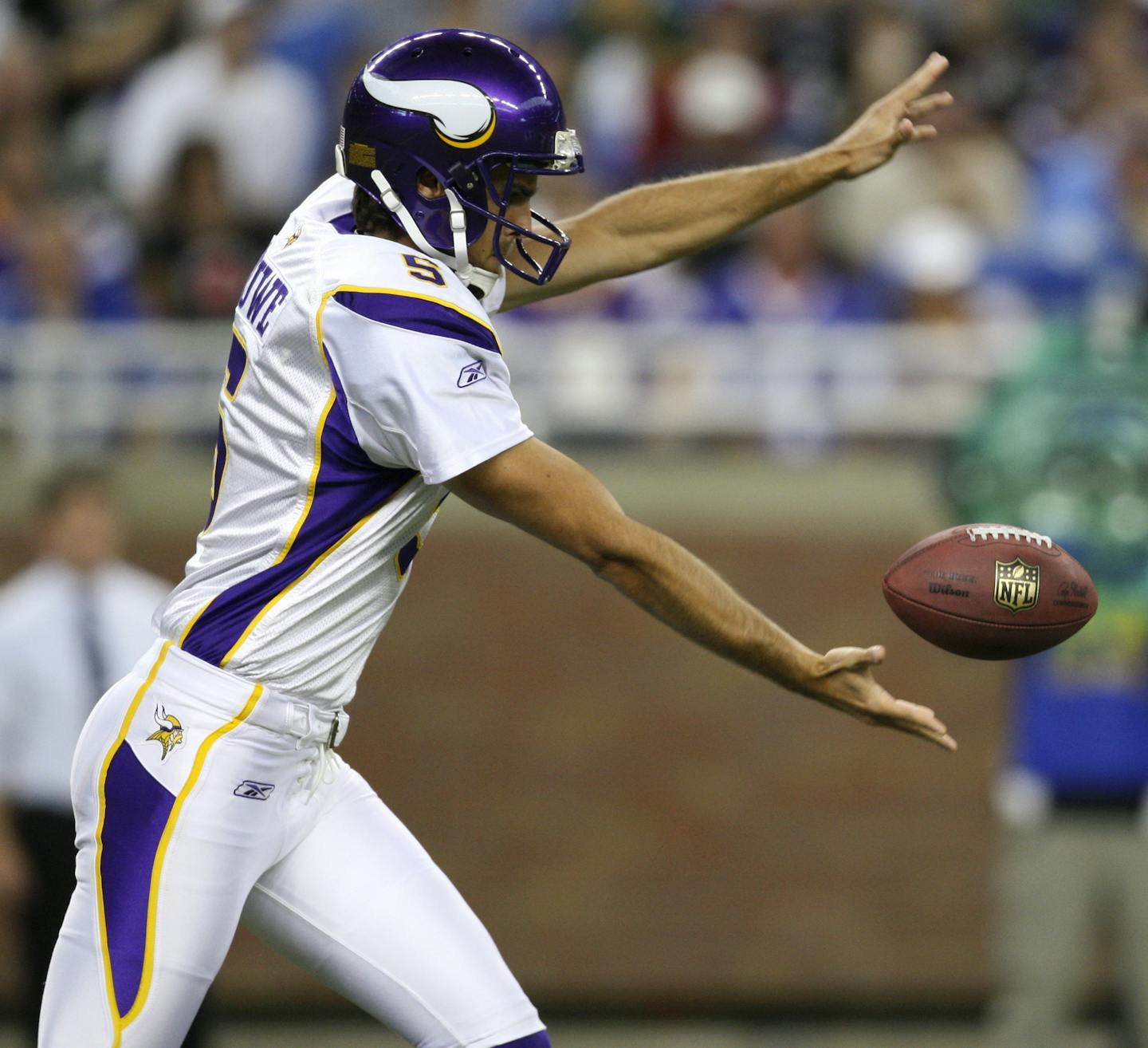 JEFF WHEELER &#x2022; jwheeler@startribune.com DETROIT - 9/20/09 - The Minnesota Vikings beat the Detroit Lions 27 - 13 at Ford Field in Detroit Sunday afternoon. IN THIS PHOTO: Vikings punter Chris Kluwe prepared to punt the ball to Detroit in the first quarter. He booted it 43 yards to the Detroit 21 yard line, where a fair catch was called. ORG XMIT: MIN2012112915392041 ORG XMIT: MIN1305032103540916