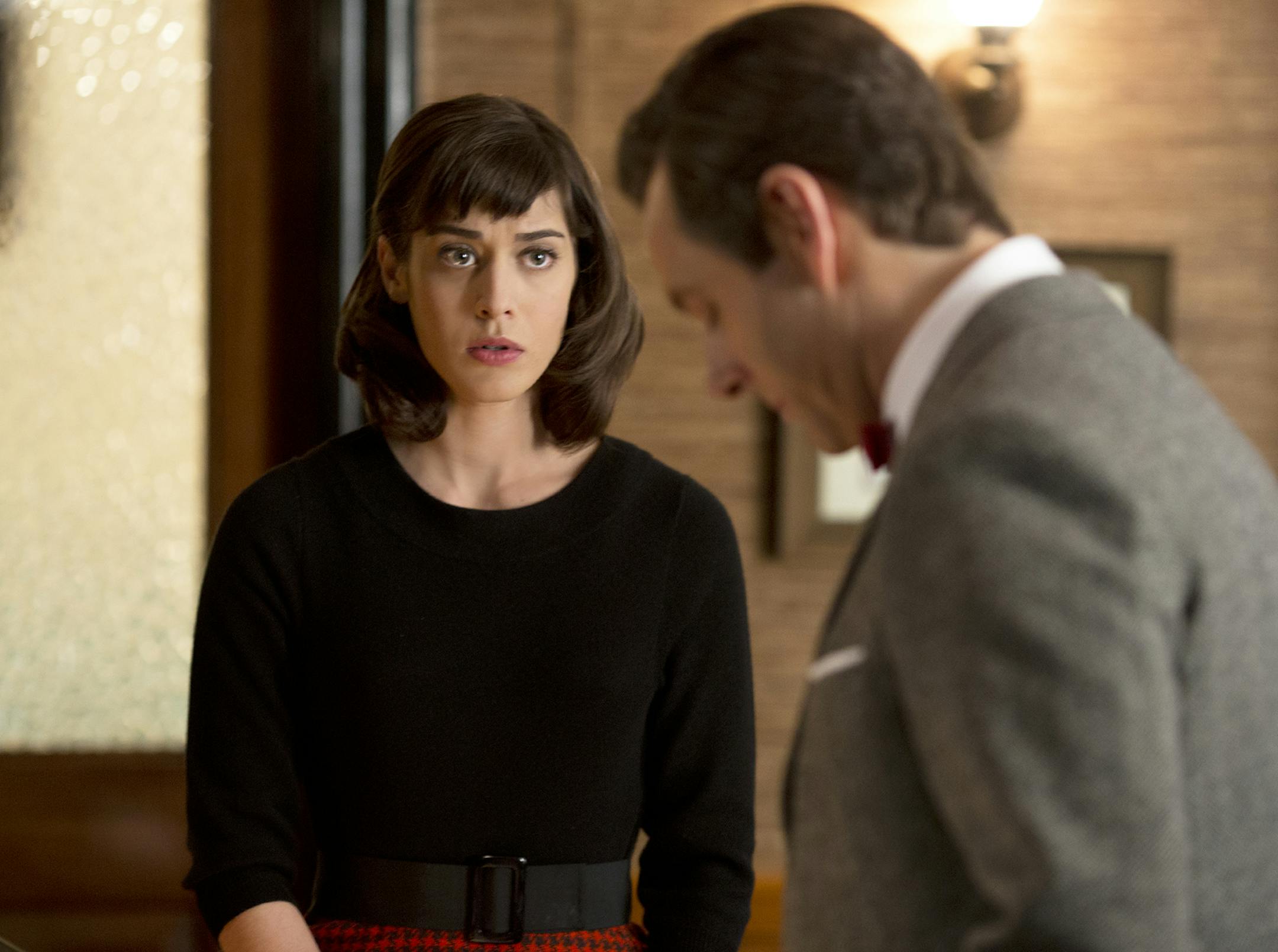 Lizzy Caplan as Virginia Johnson and Michael Sheen as Dr. William Masters in Masters of Sex (season 1, episode 2) - Photo: Peter Iovino/SHOWTIME - Photo ID: MastersofSex_102_0029