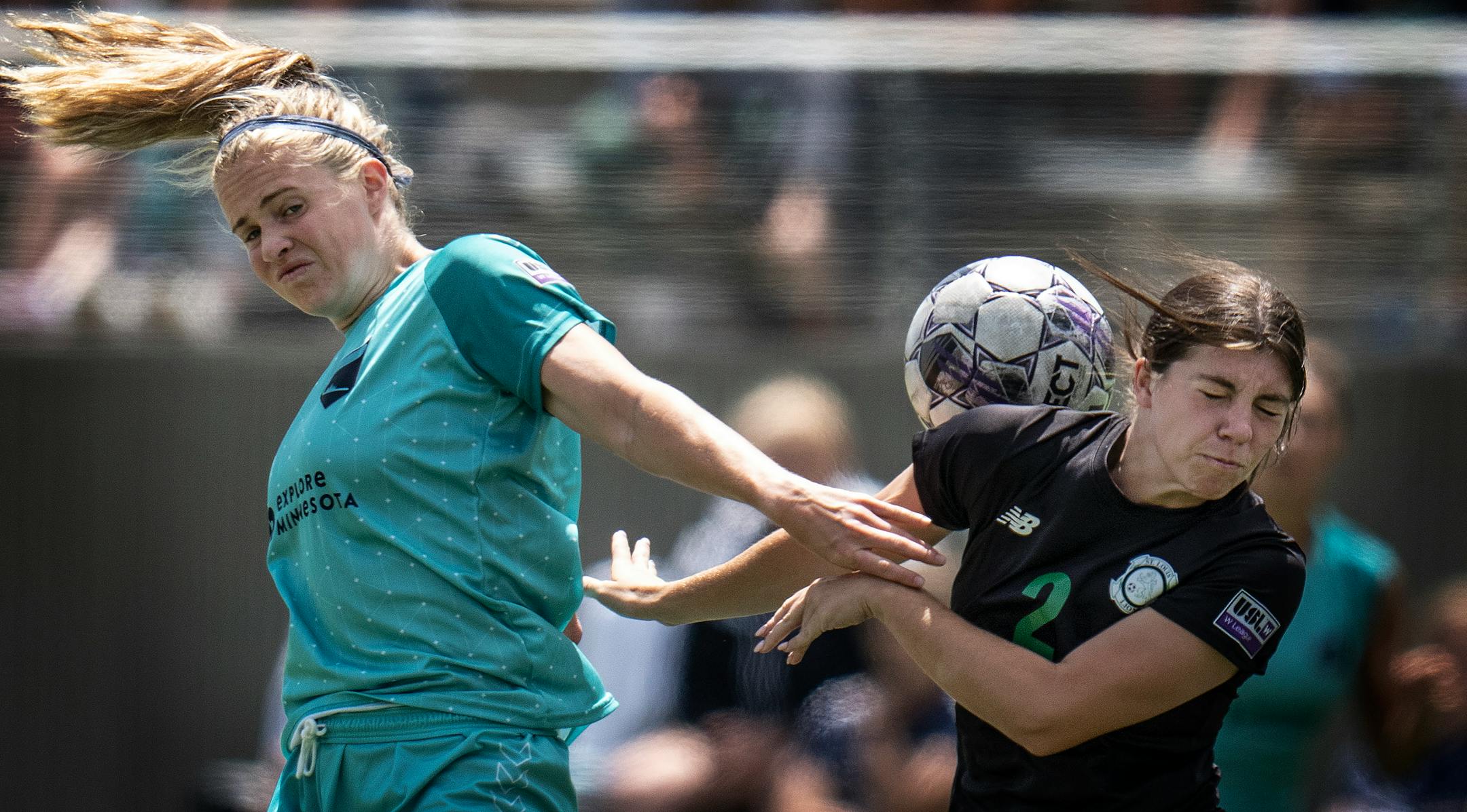 Minnesota Aurora's Morgan Turner, left and St. Louis Lions' Kaeli Benedict, tried to control the ball in the fist half.