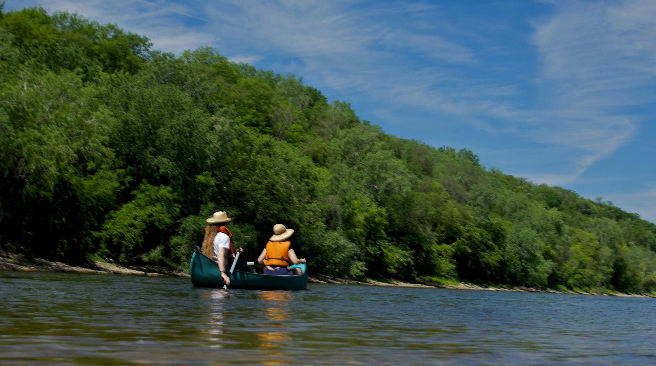 STEVE RICE Çƒ¢ srice@startribune.comSt. Paul, MN 06/26/2009] Bjorn Bergh, Minneapolis, sitting in back and Marion Gomez, Minneapolis, paddle their canoe up the Mississippi River at Hidden Falls Park.