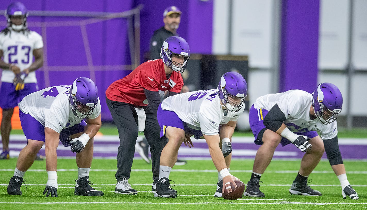 Minnesota Vikings Center Garrett Bradbury, center, took to the field for practice at the TCO Performance Center, Wednesday, May 22, 2019 in Eagan, MN. ] ELIZABETH FLORES • liz.flores@startribune.com