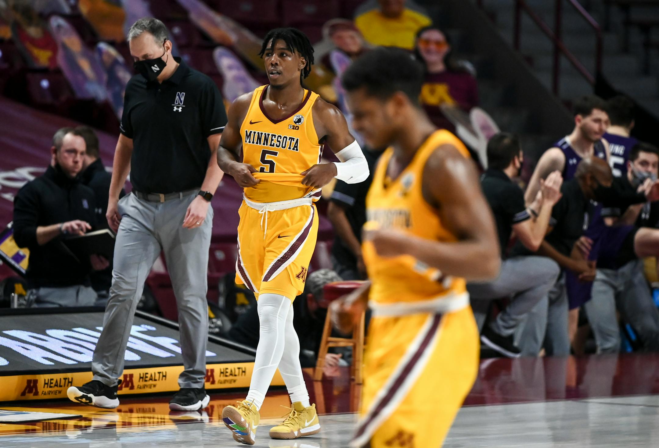 Minnesota Gophers guard Marcus Carr (5) untucked his jersey as time expired in the second half against the Northwestern Wildcats.
