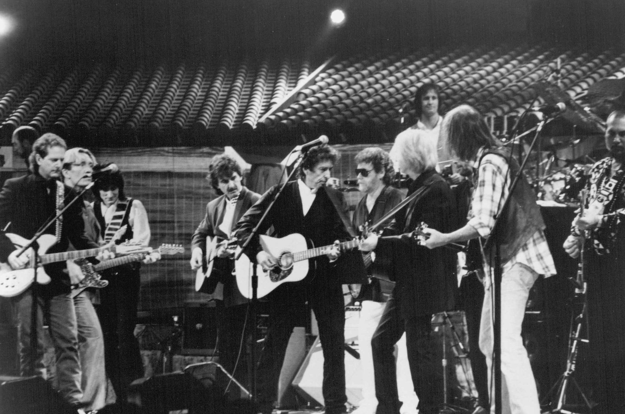November 16,1993 "bob Dylan: The 30th anniversary concert celebration" " Onstage at Madison square garden.October 16,1992, shown from left: Roger McGuinn. G.E. Smith.Ron Wood.George Harrison,Bob Dylan,Duck Dunn, Tom Petty, Neil Young, and Steve Cropper. Ken Regan, Columbia Records