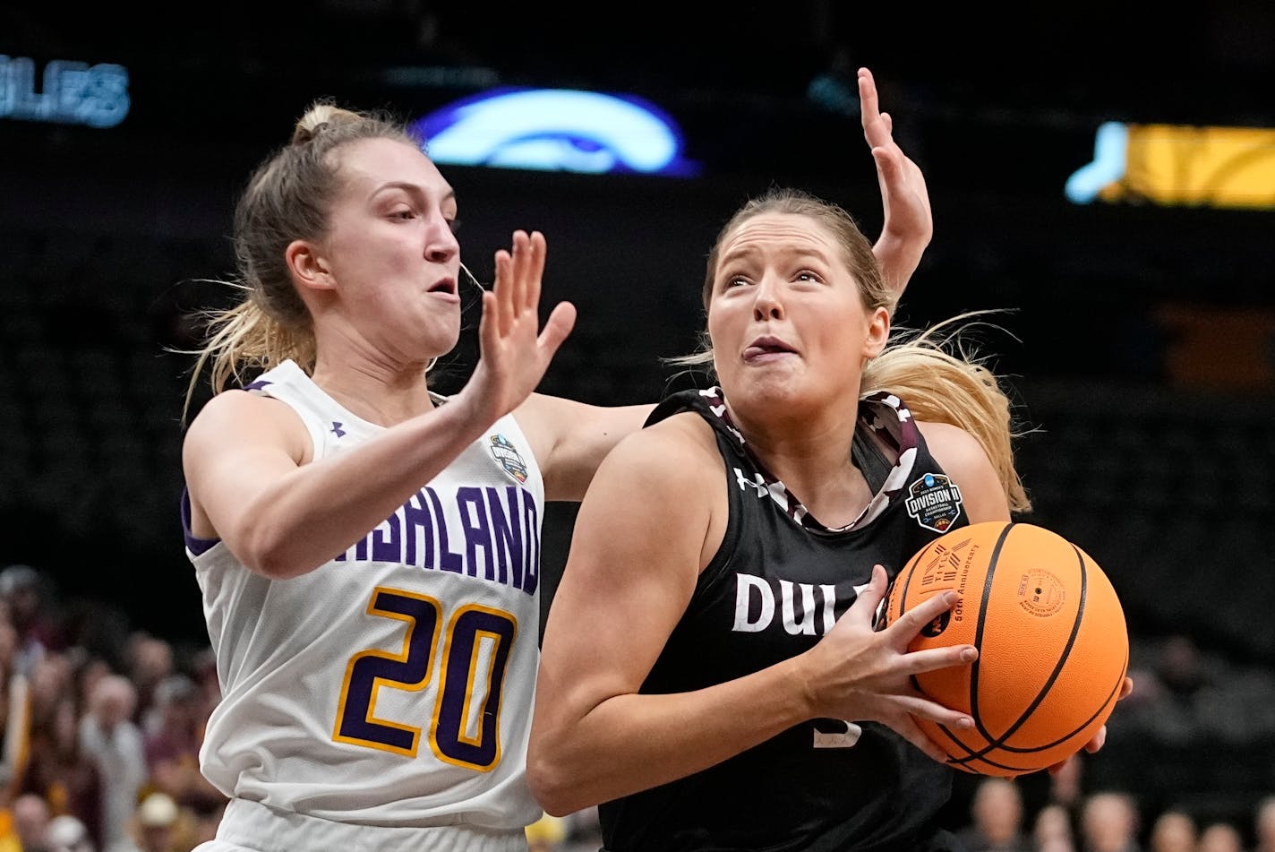 Minnesota Duluth's Taya Hakamaki tried to get past Ashland's Maddie Maloney during the first half of the women's Division II championship Saturday in Dallas.