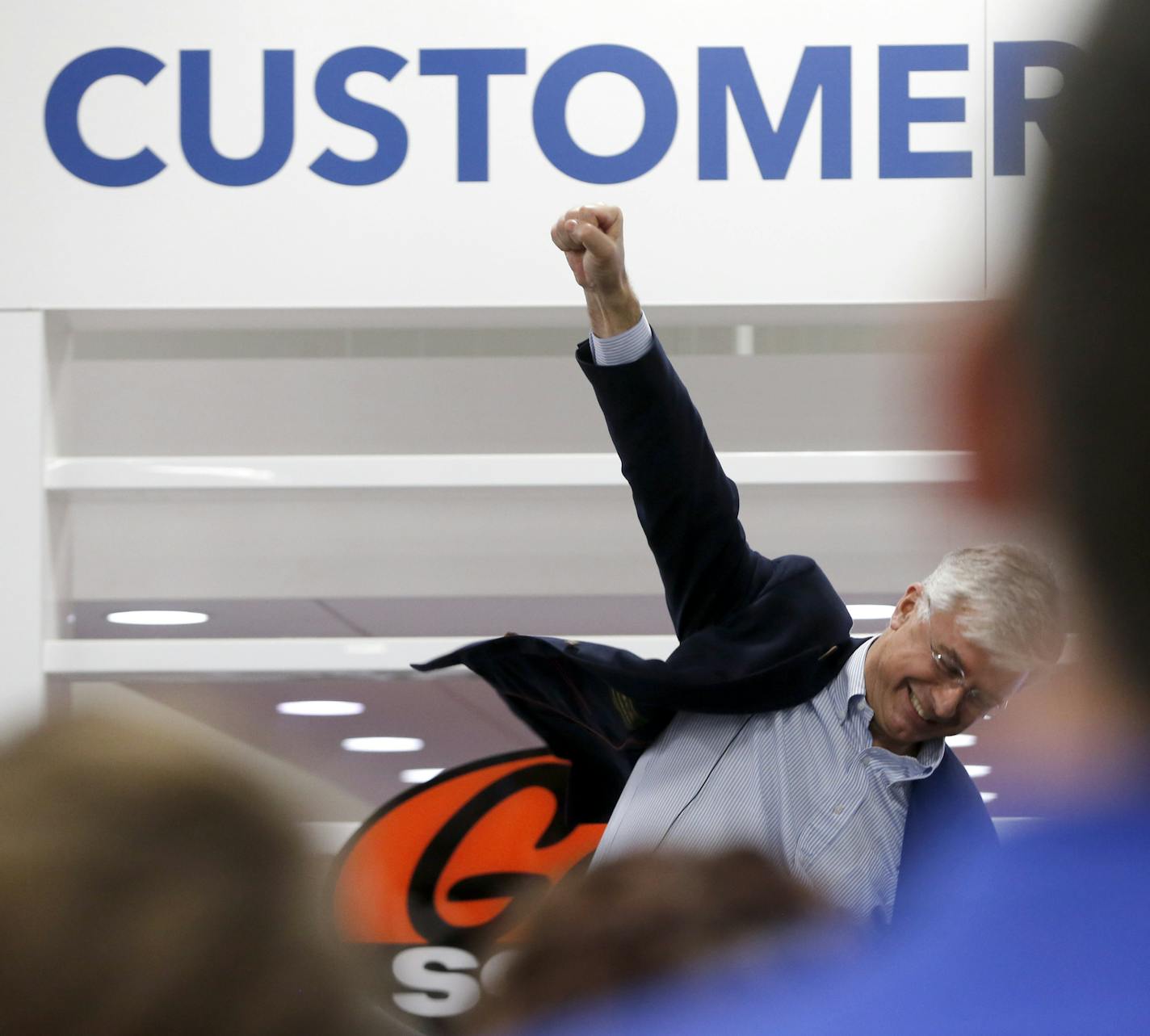 Best Buy. CEO Hubert Joly spent the opening hours hanging at the Best Buy store in Eden Prairie. ) Star Tribune photo by Tom Wallace ASSIGNMENT: SAXO: 1002535373 Shopping112516