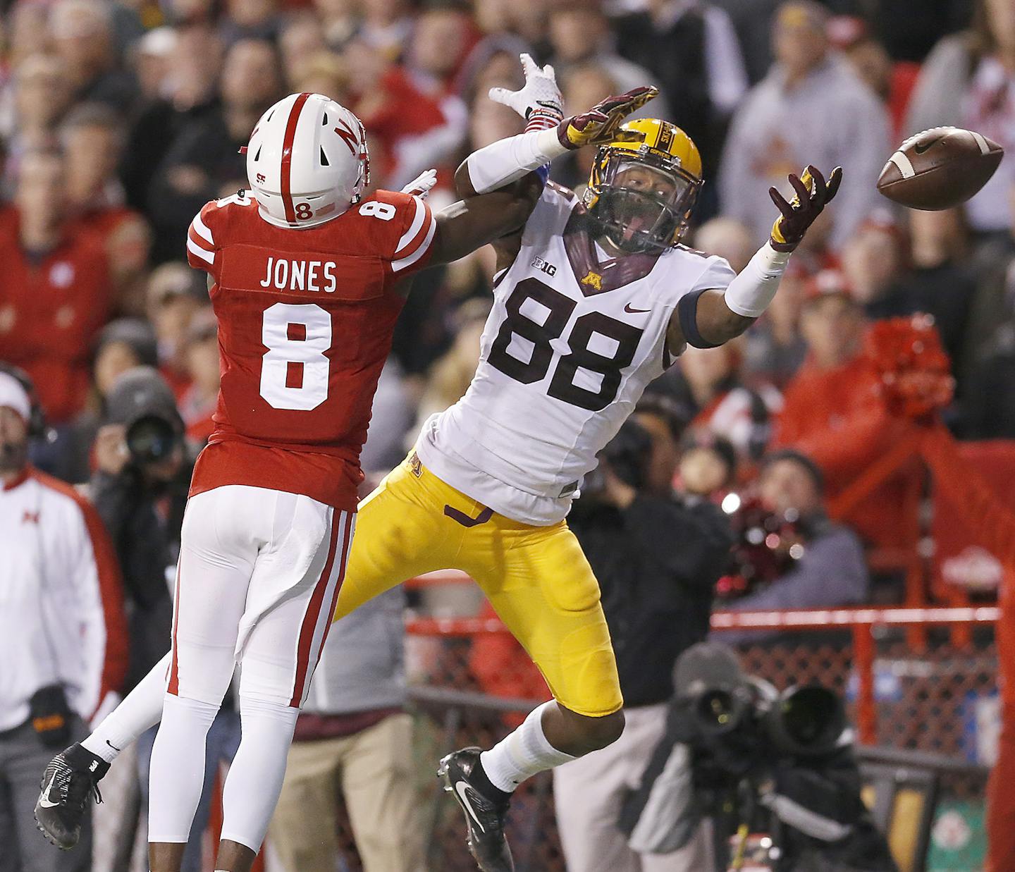 Gophers receiver Rashad Still couldn&#x2019;t haul in a Mitch Leidner pass with Nebraska&#x2019;s Chris Jones defending in the first half.