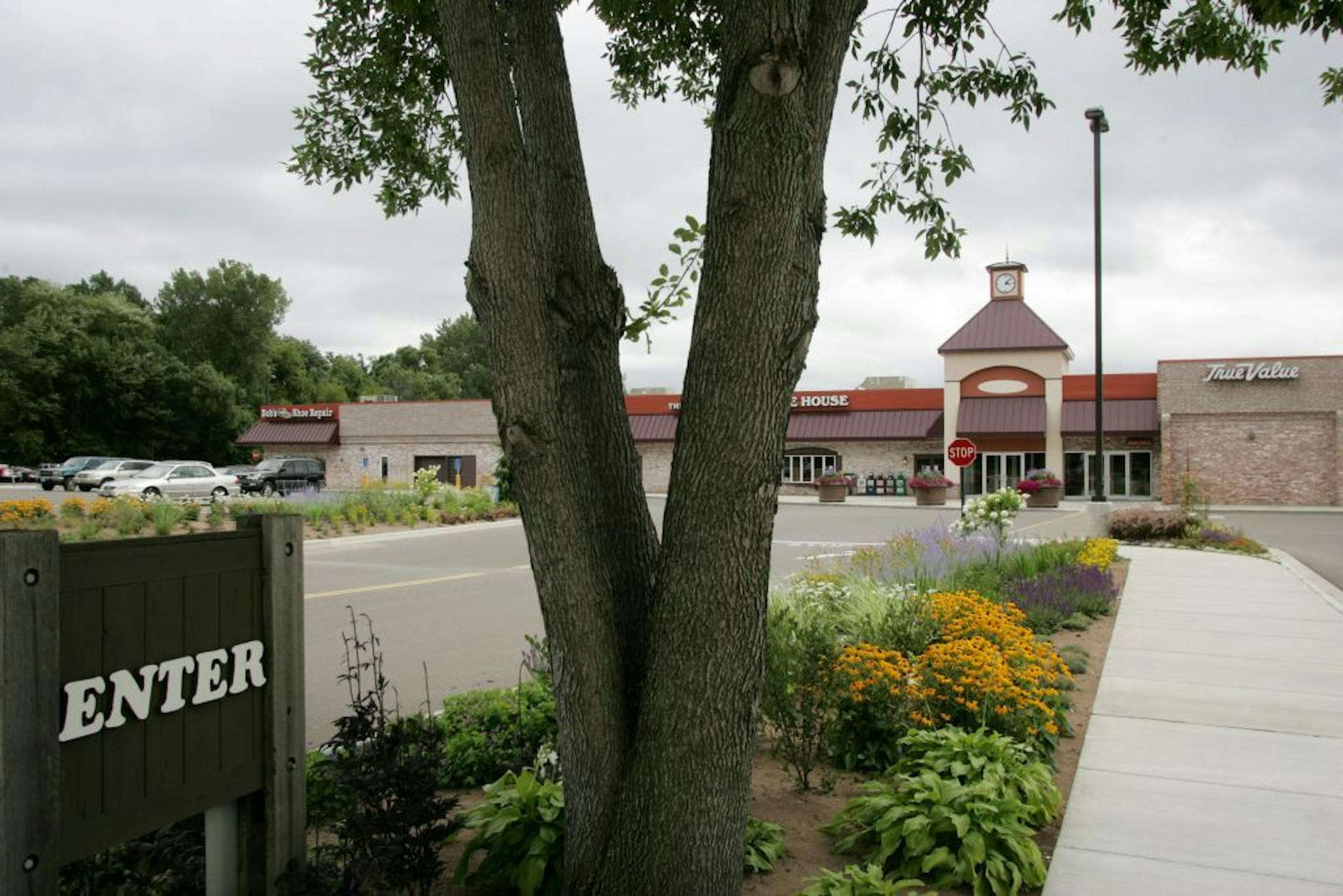 Jennifer Simonson/Star Tribune Wayzata, MN-Mon., Aug. 9, 2004 The Wayzata Bay Center, an indoor shopping mall with 33 stores, at 927 East Lake St.GENERAL INFORMATION: The Wayzata Bay Center, a shopping mall, is due for a $45 million renovation that will tear down part of the mall. New shopping space would be built at the edge of the property along the main roads, and condos would be built above. The goal is a much more urban environment. // lake street, wayzata //