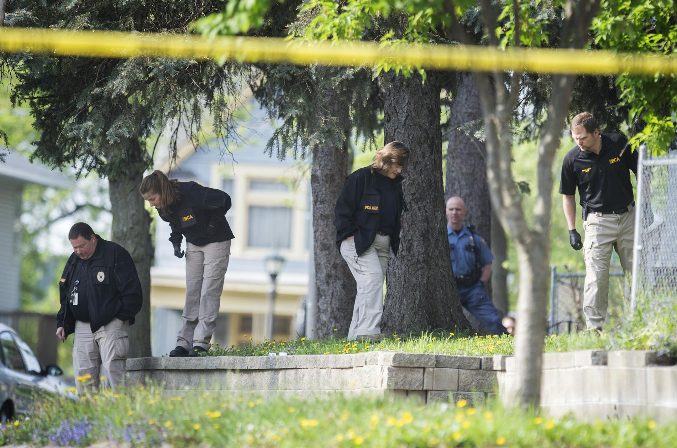 Investigators with the BCA and St. Paul Police on the scene of an early morning shooting near Acker Street and Buffalo Street in St. Paul. ] (Leila Navidi/Star Tribune) leila.navidi@startribune.com BACKGROUND INFORMATION: Monday, May 9, 2016. Investigators on the scene near Acker Street and Buffalo Street in St. Paul where a man dead is dead and a woman injured after multiple shots were fired early in the morning on Monday, May 9, 2016.
