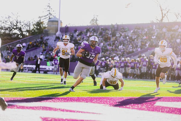 St. Thomas’ Landon Reed (32) ran in the winning touchdown from 9 yards out 4 seconds into the fourth quarter Saturday against visiting Valparaiso.