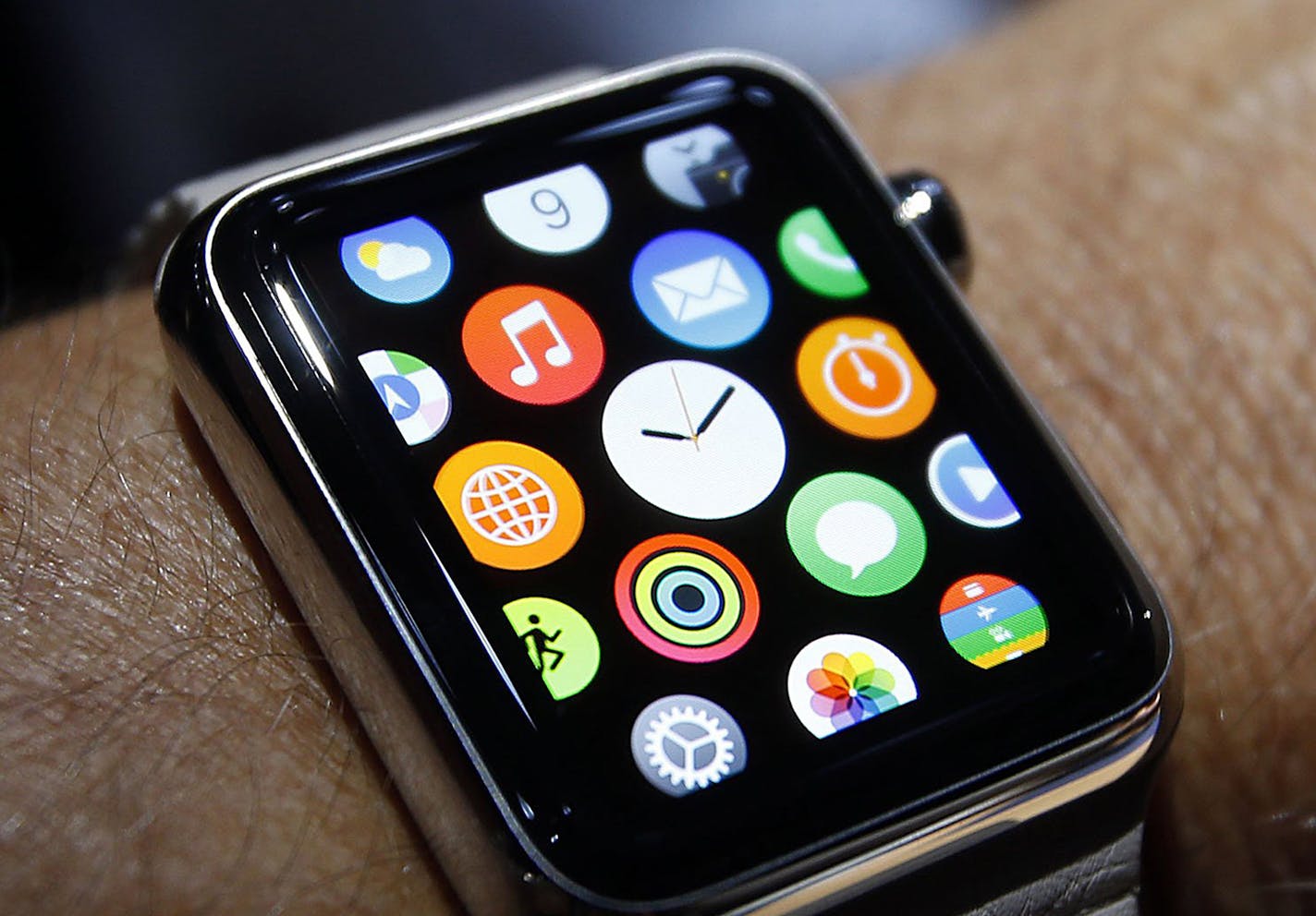 A new Apple smartwatch is demonstrated at the Flint Center on Tuesday, Sept. 9, 2014, in Cupertino, Calif. (Karl Mondon/Bay Area News Group/MCT) ORG XMIT: 1157131 ORG XMIT: MIN1409091743030769