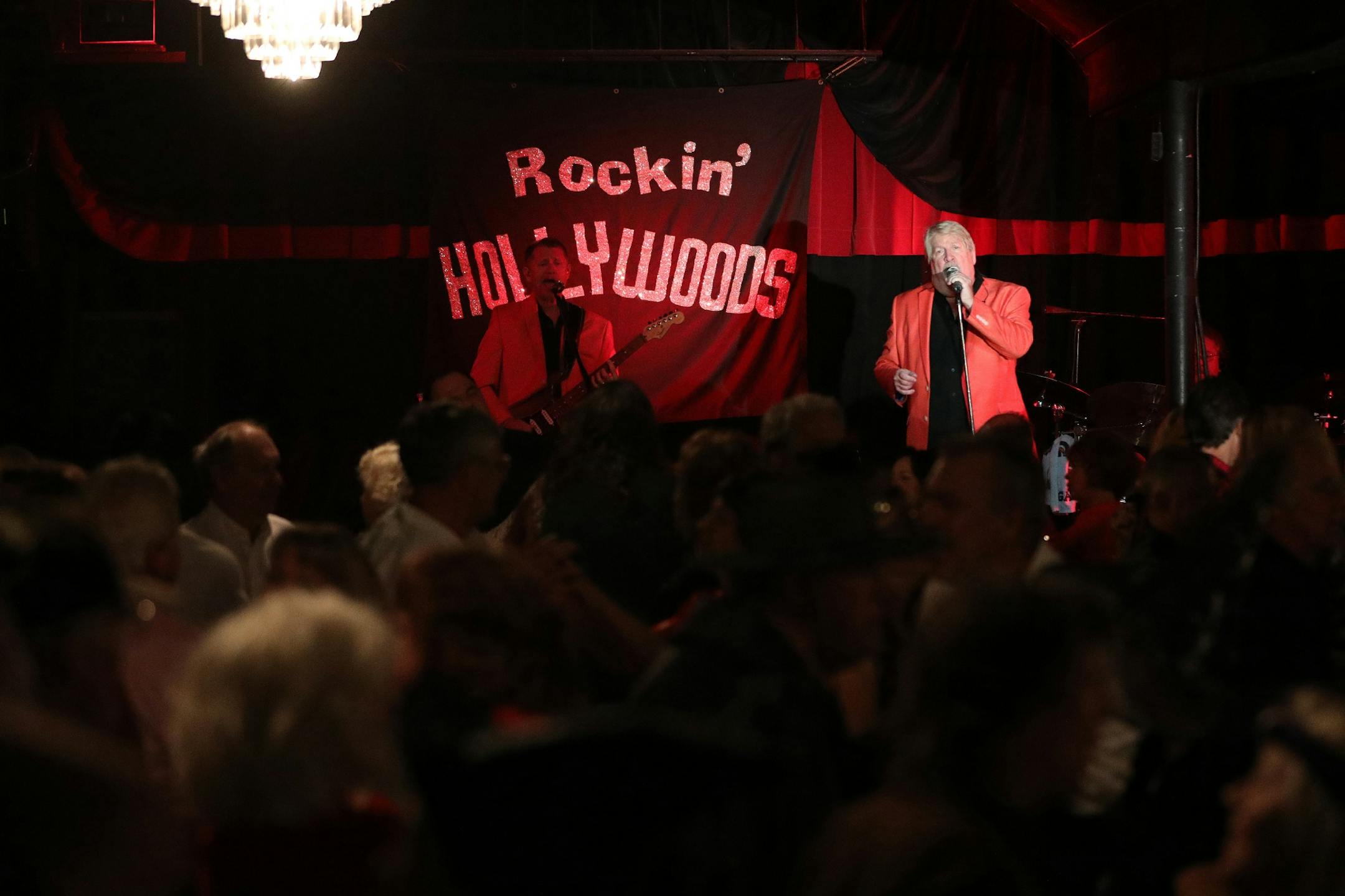 Steve Ghizoni with the Rockin' Hollywoods performed.