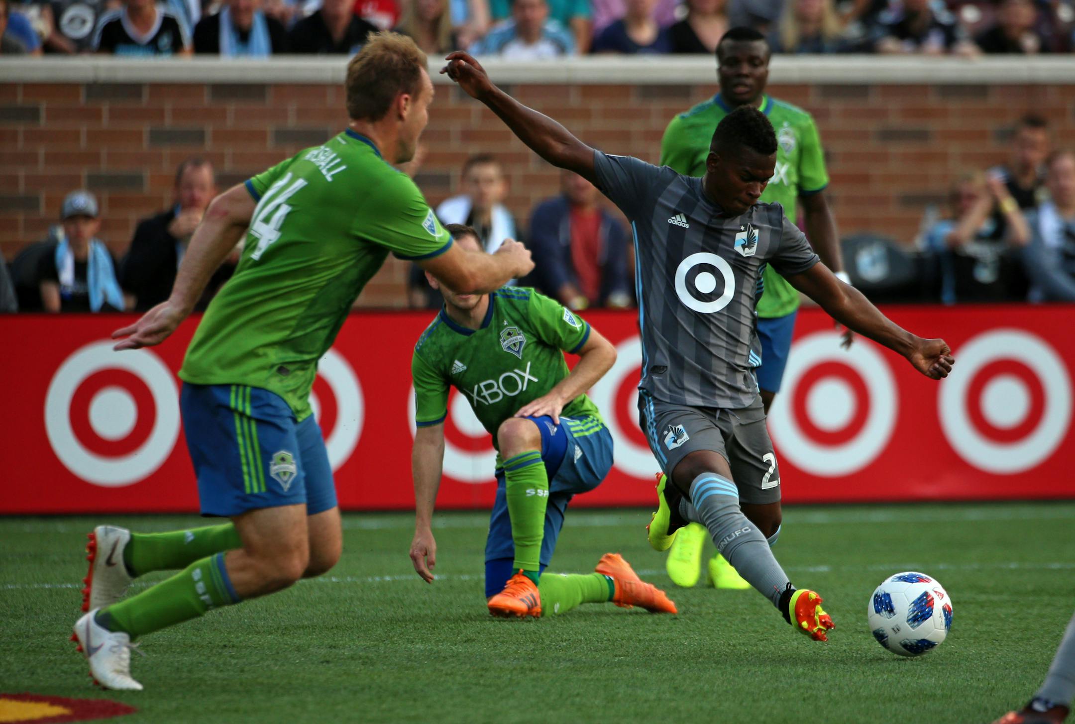 Minnesota United forward Carlos Darwin Quintero (25) shoots and scores the game's only first half goal.